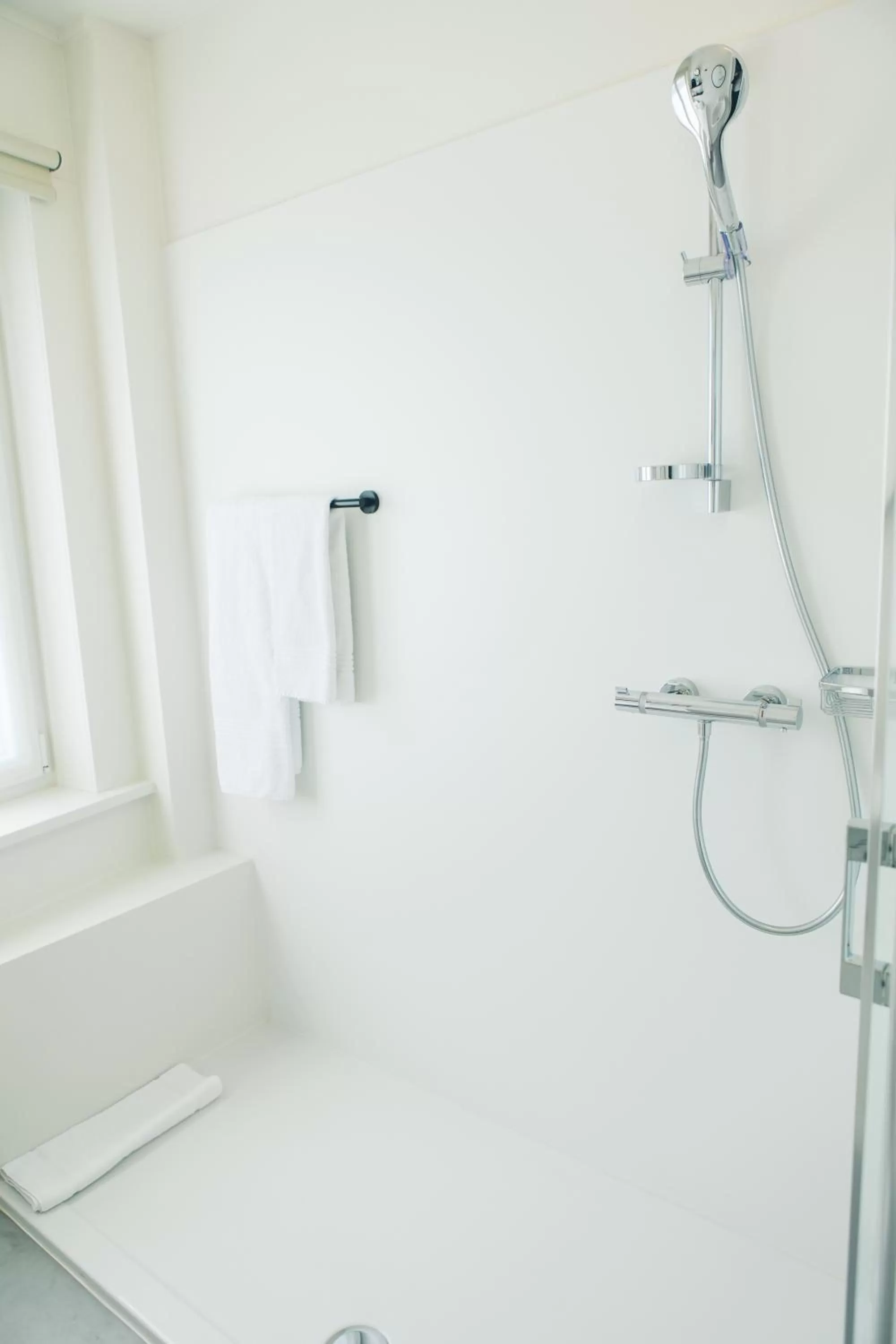 Shower in Hotel du Bassin