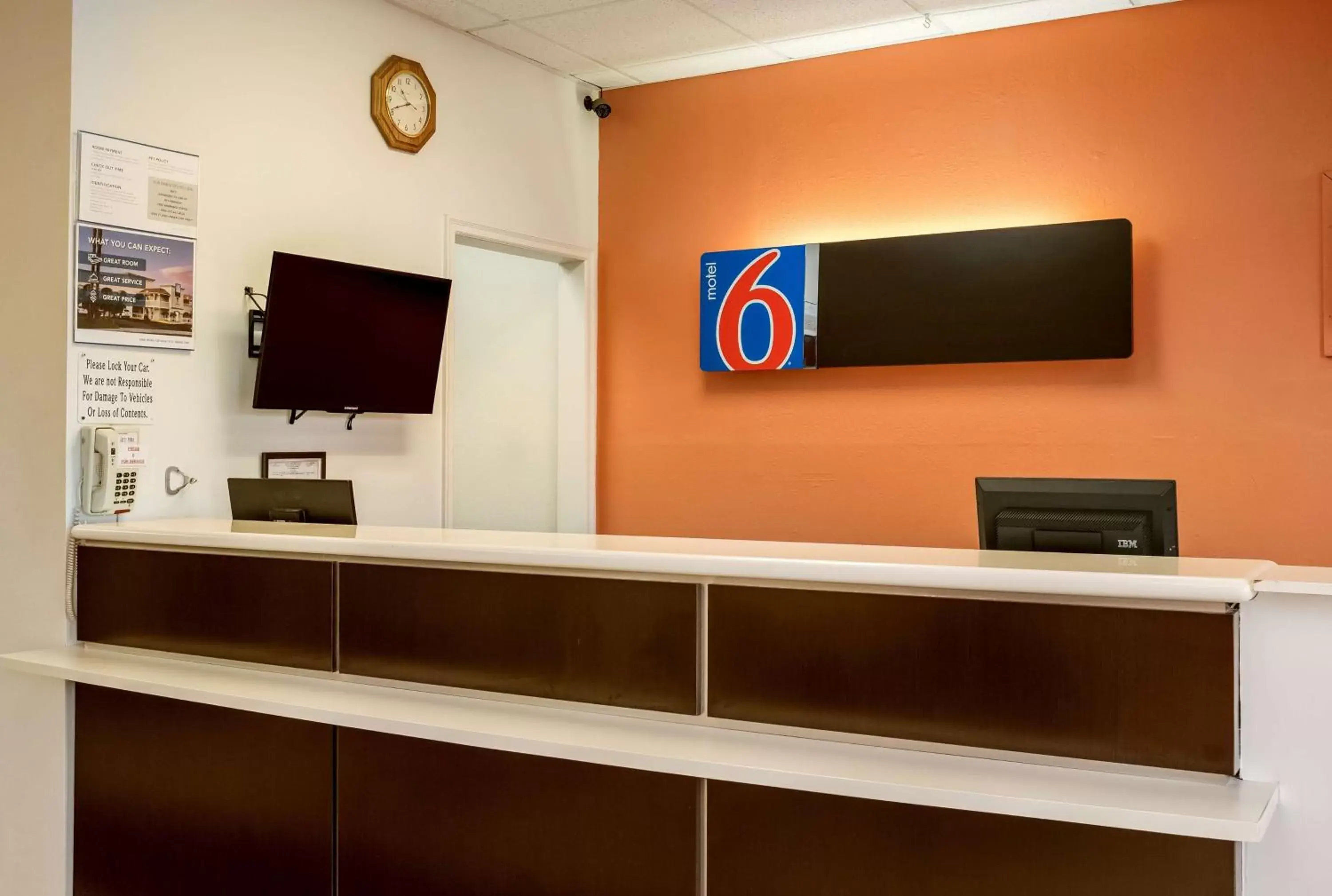 Property logo or sign, TV/Entertainment Center in Motel 6-Albert Lea, MN