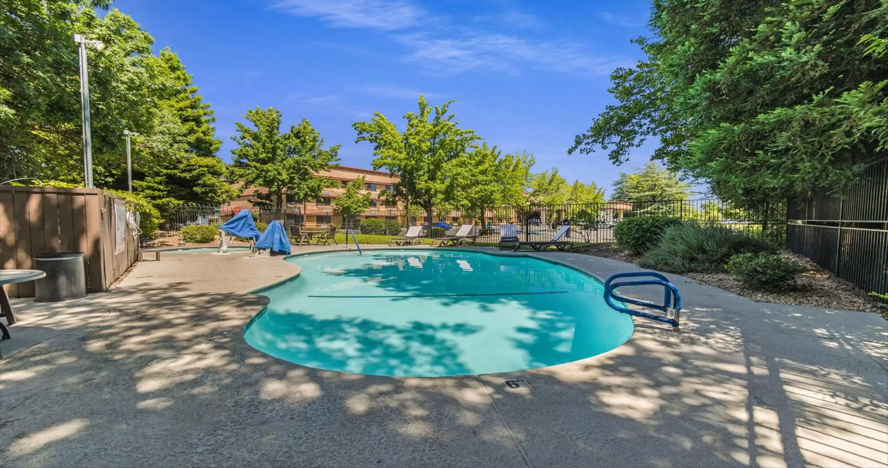 Pool view, Swimming Pool in Best Western Heritage Inn Chico