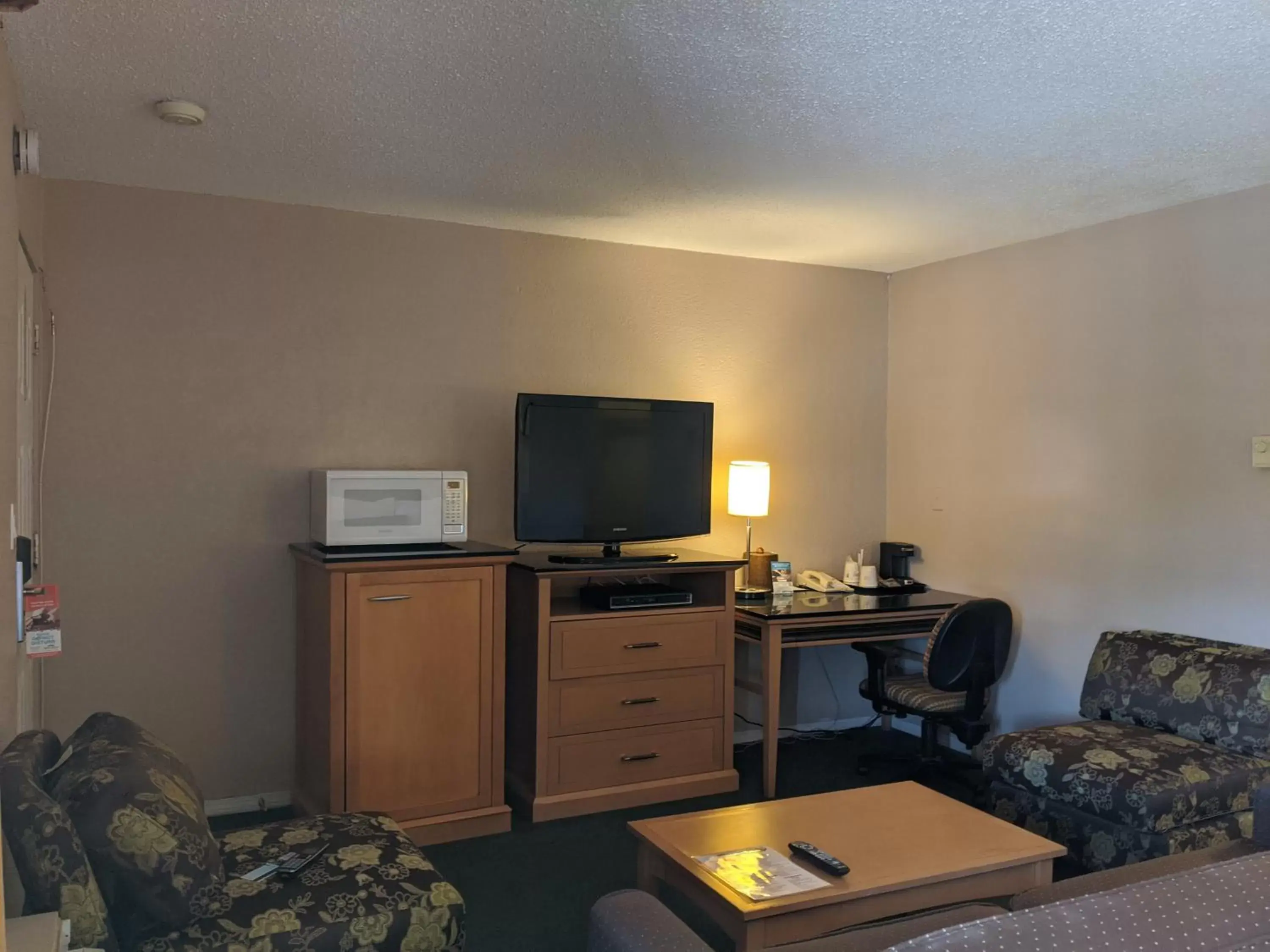 Communal lounge/ TV room, TV/Entertainment Center in Howard Johnson by Wyndham Downtown Kamloops