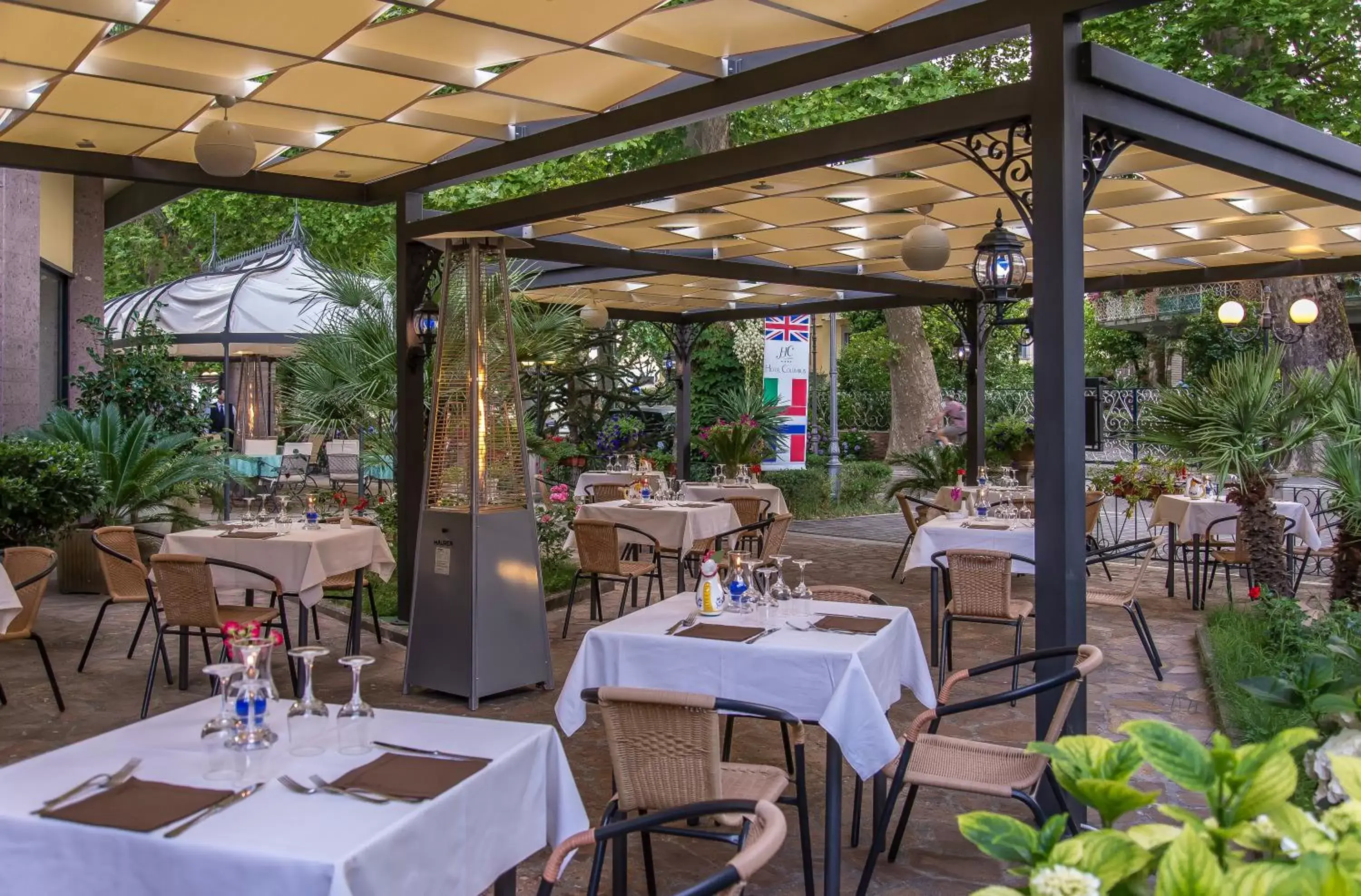 Restaurant/Places to Eat in Hotel Columbus sul Lago