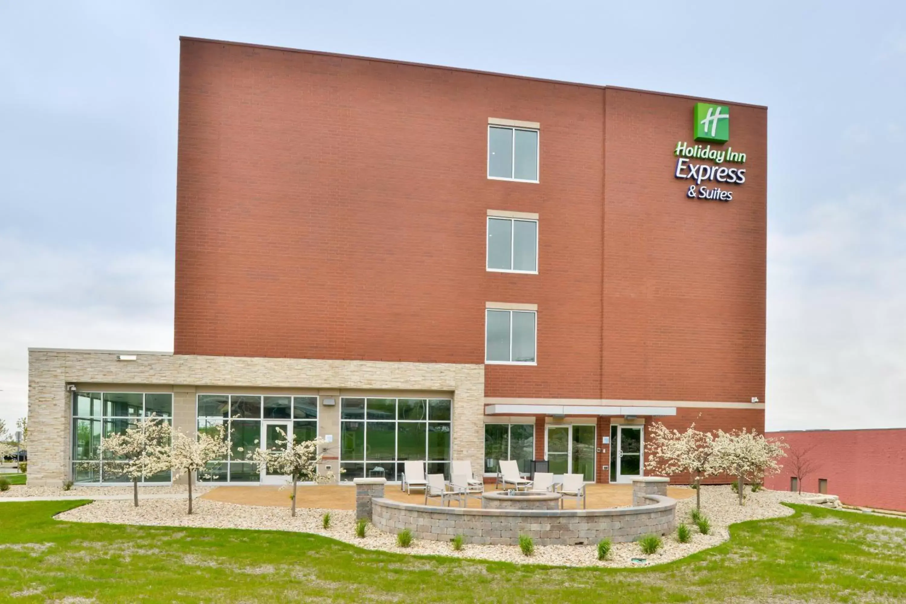 Property Building in Holiday Inn Express & Suites Madison, an IHG Hotel