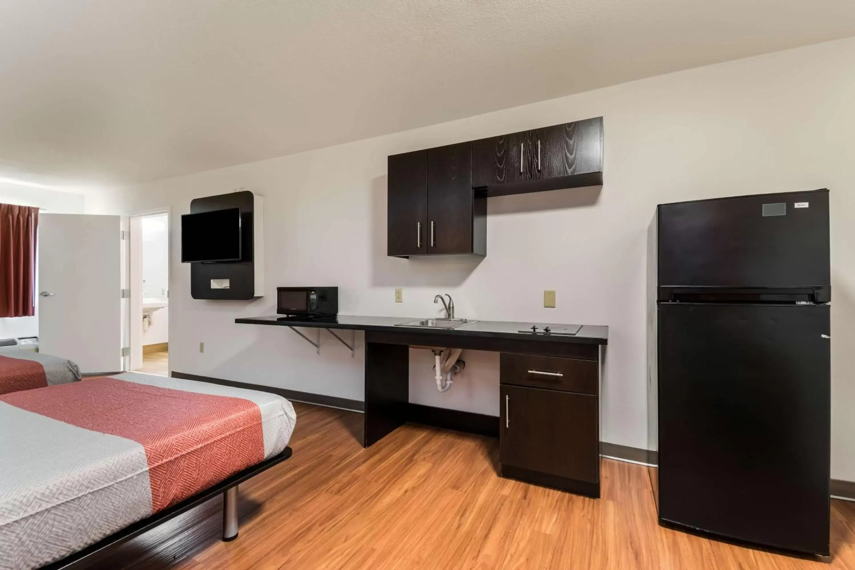 Photo of the whole room, Kitchen/Kitchenette in Motel 6 Wilkes Barre Arena