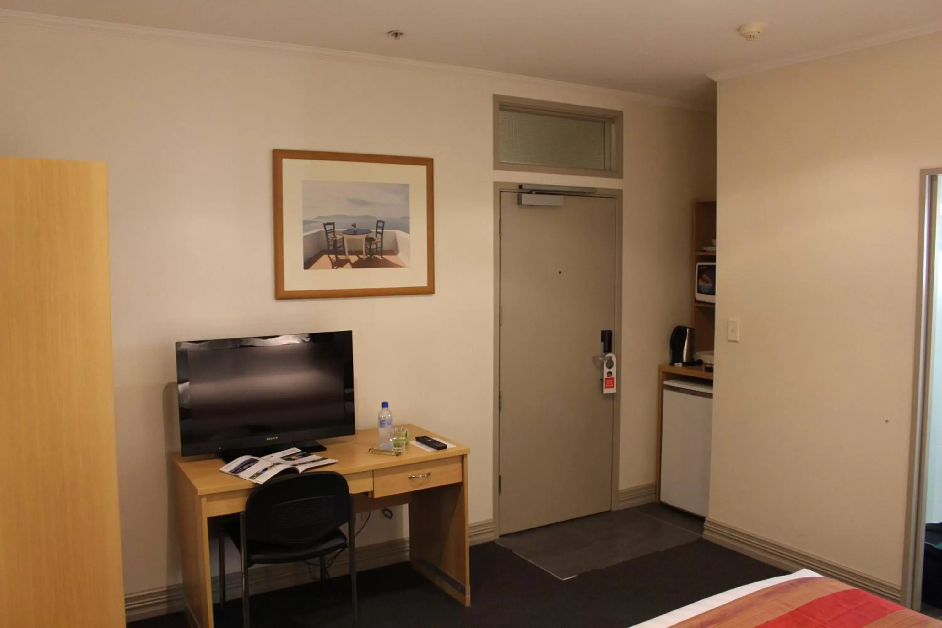 Photo of the whole room, TV/Entertainment Center in President Hotel Auckland