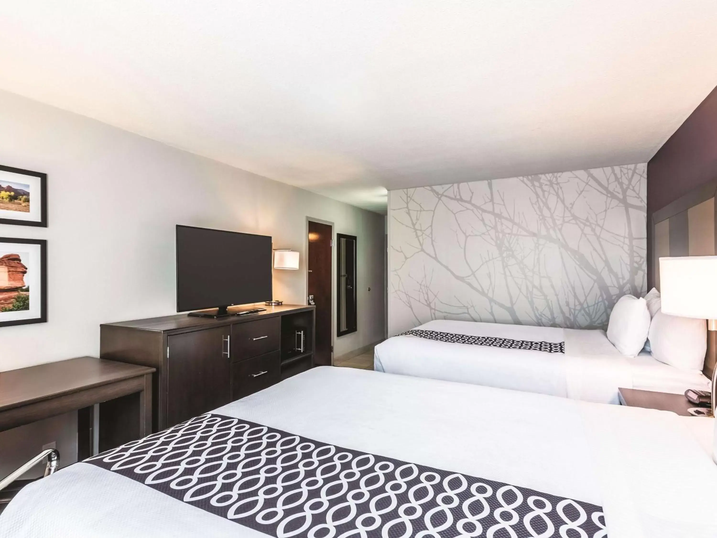 Photo of the whole room, Bed in La Quinta by Wyndham Colorado Springs North