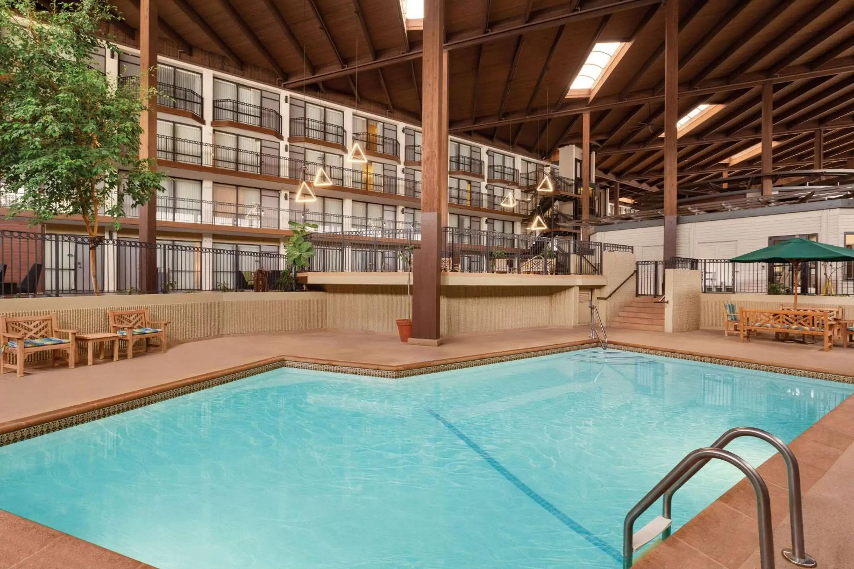 Swimming Pool in Radisson Hotel Lenexa Overland Park