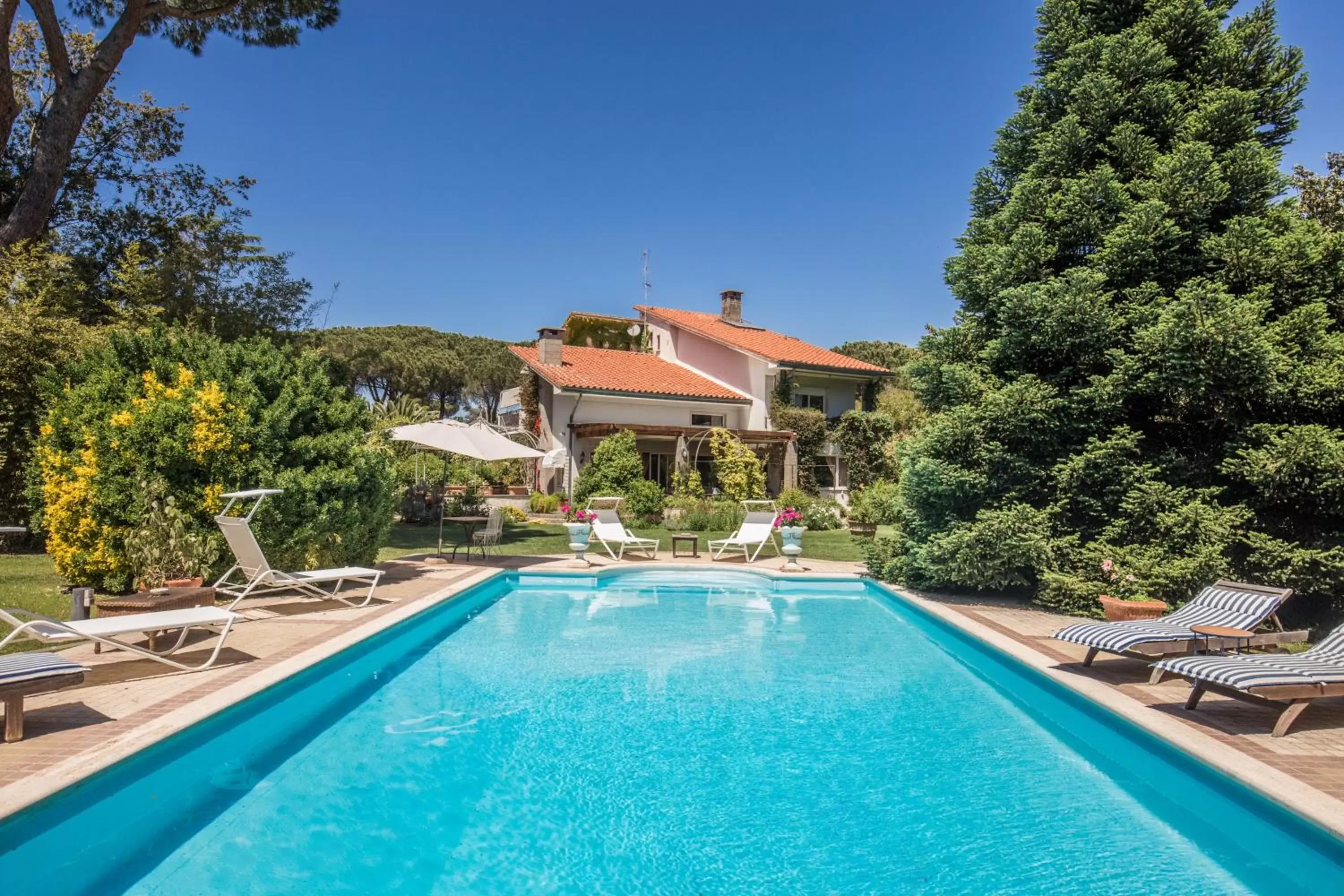 Swimming Pool in La Gaura Guest House