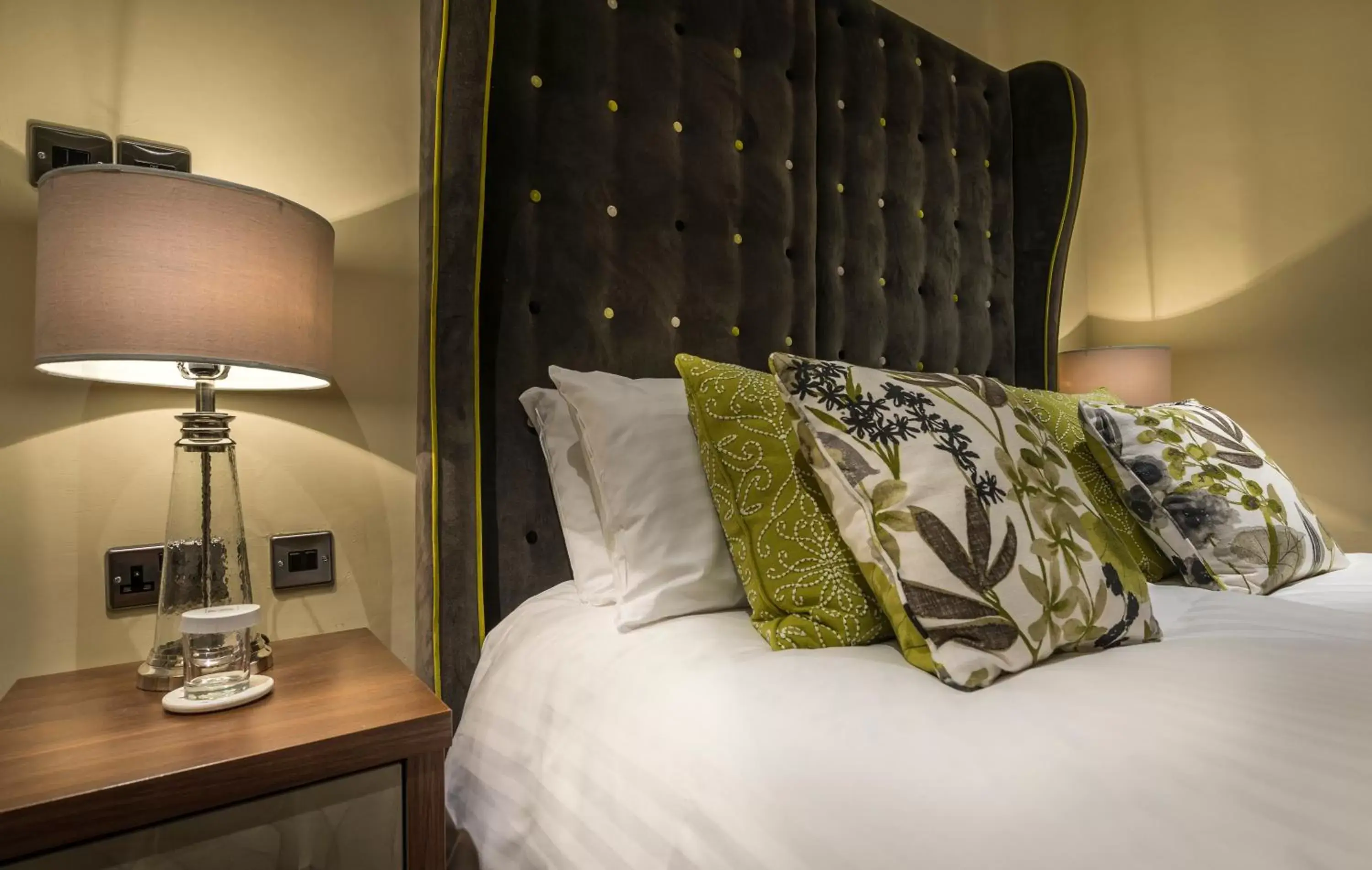 Bedroom, Bed in The Golden Fleece Hotel, Thirsk, North Yorkshire