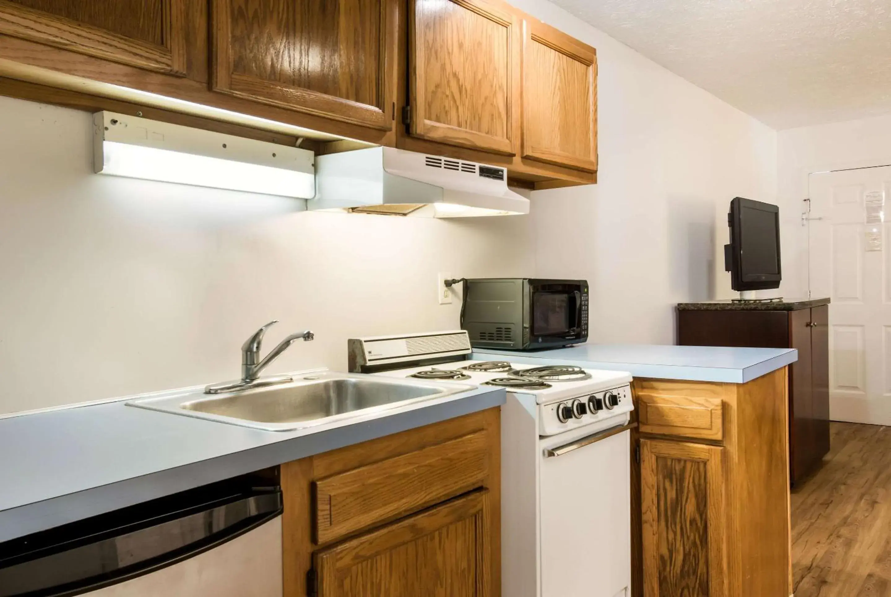 Photo of the whole room, Kitchen/Kitchenette in Econo Lodge Inn & Suites Pocono near Lake Harmony