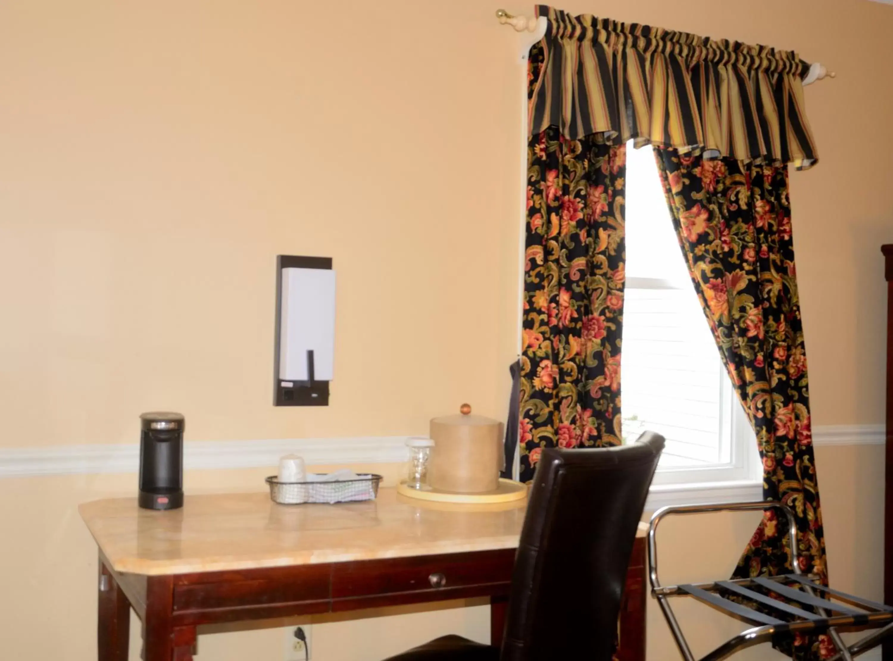 Dining Area in Four Seasons Country Inn