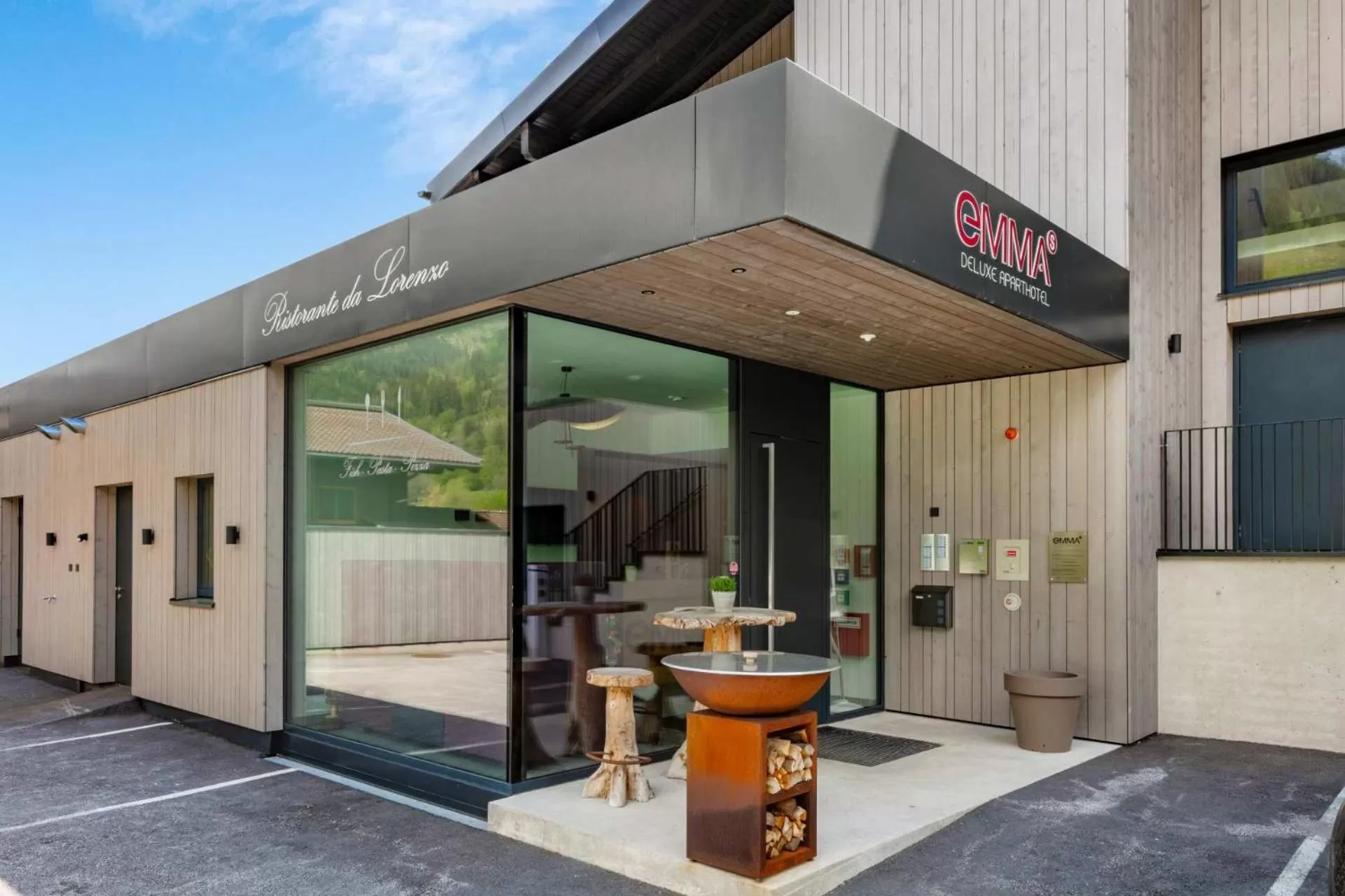 Facade/entrance in Emma Deluxe Aparthotel direkt beim Skibus