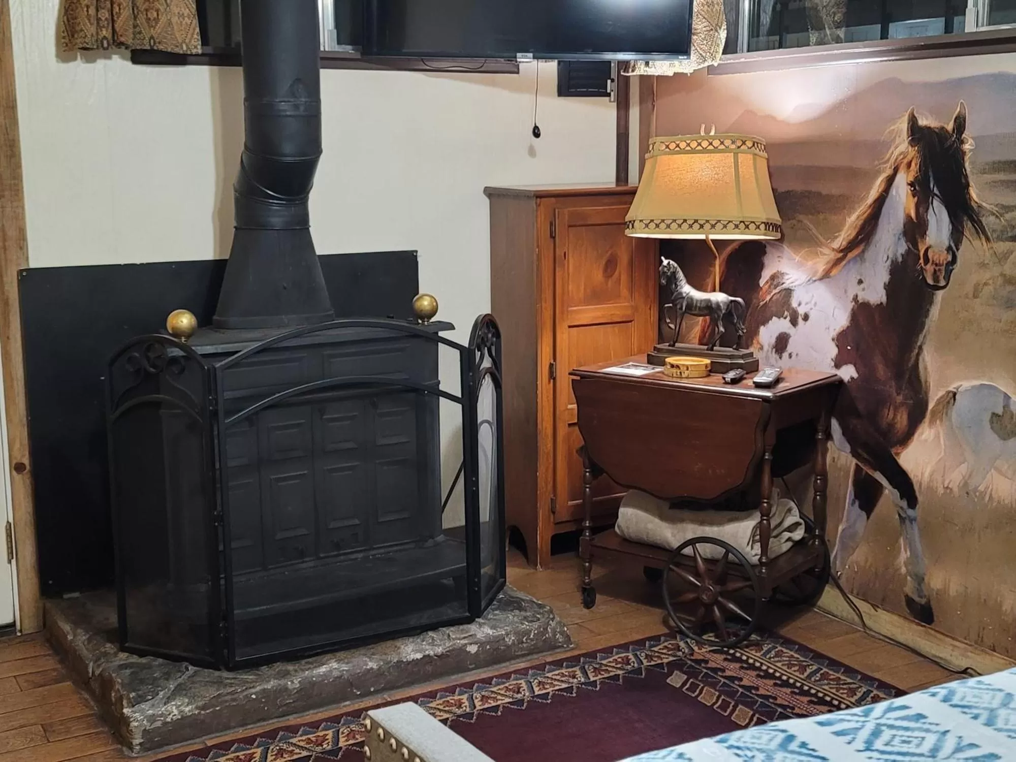 Hillcrest Suites & Cabins