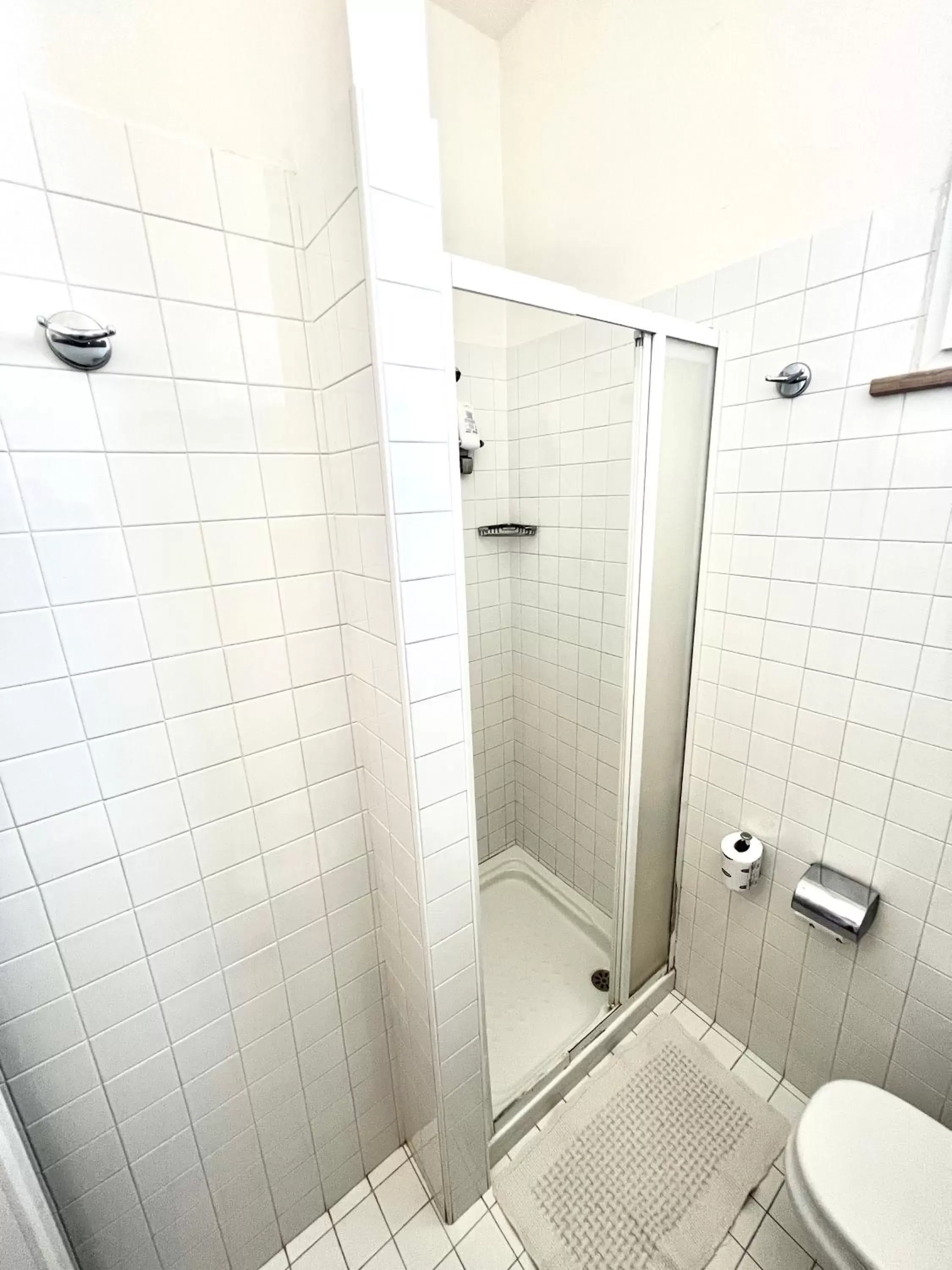 Shower, Bathroom in Hotel B&B Montecarlo