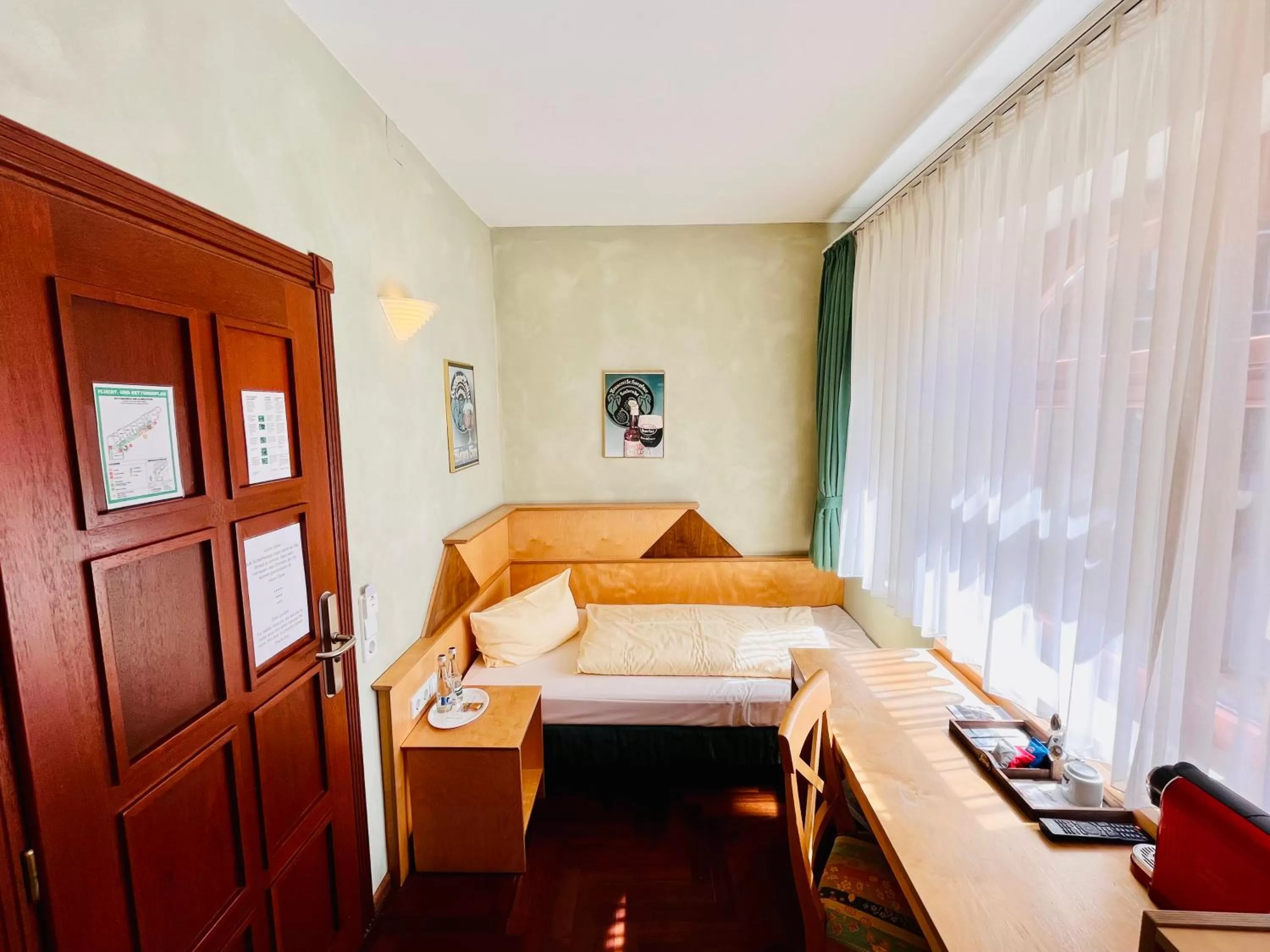 Photo of the whole room, Bed in Hotel Hoepfner Burghof