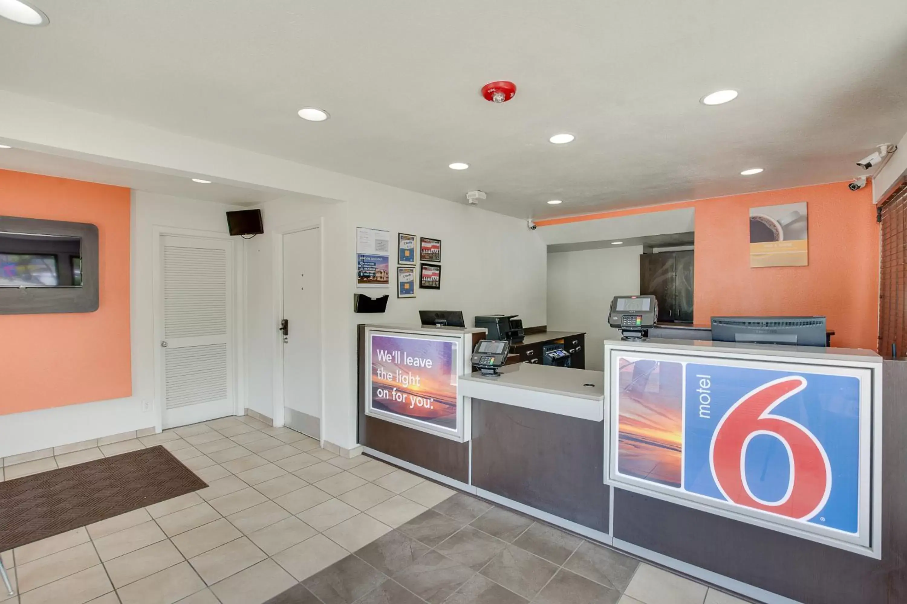 Lobby or reception in Motel 6-Columbus, OH - West Lobby or reception in Motel 6-Columbus, OH - West