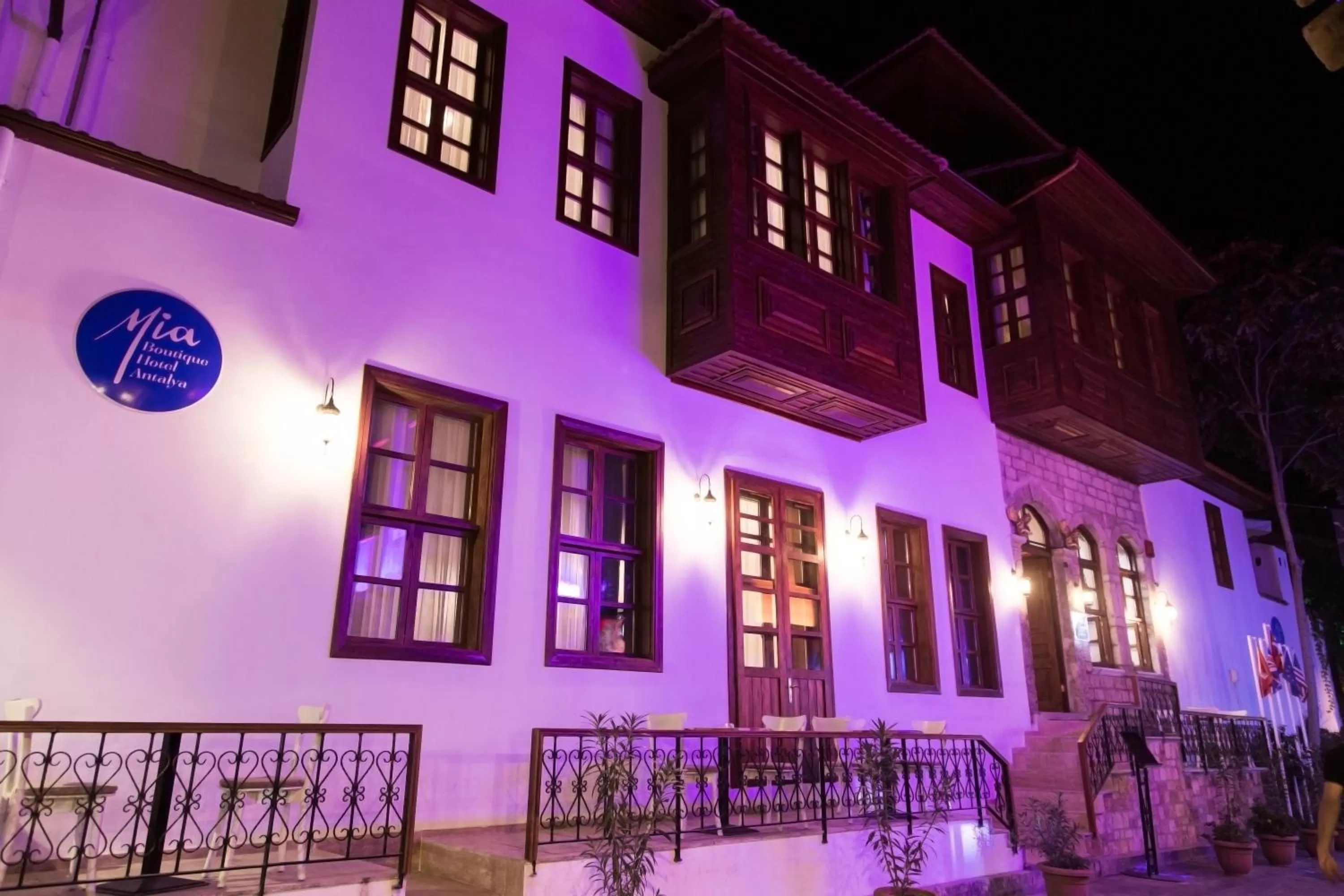 Restaurant/places to eat in Mia Hotel