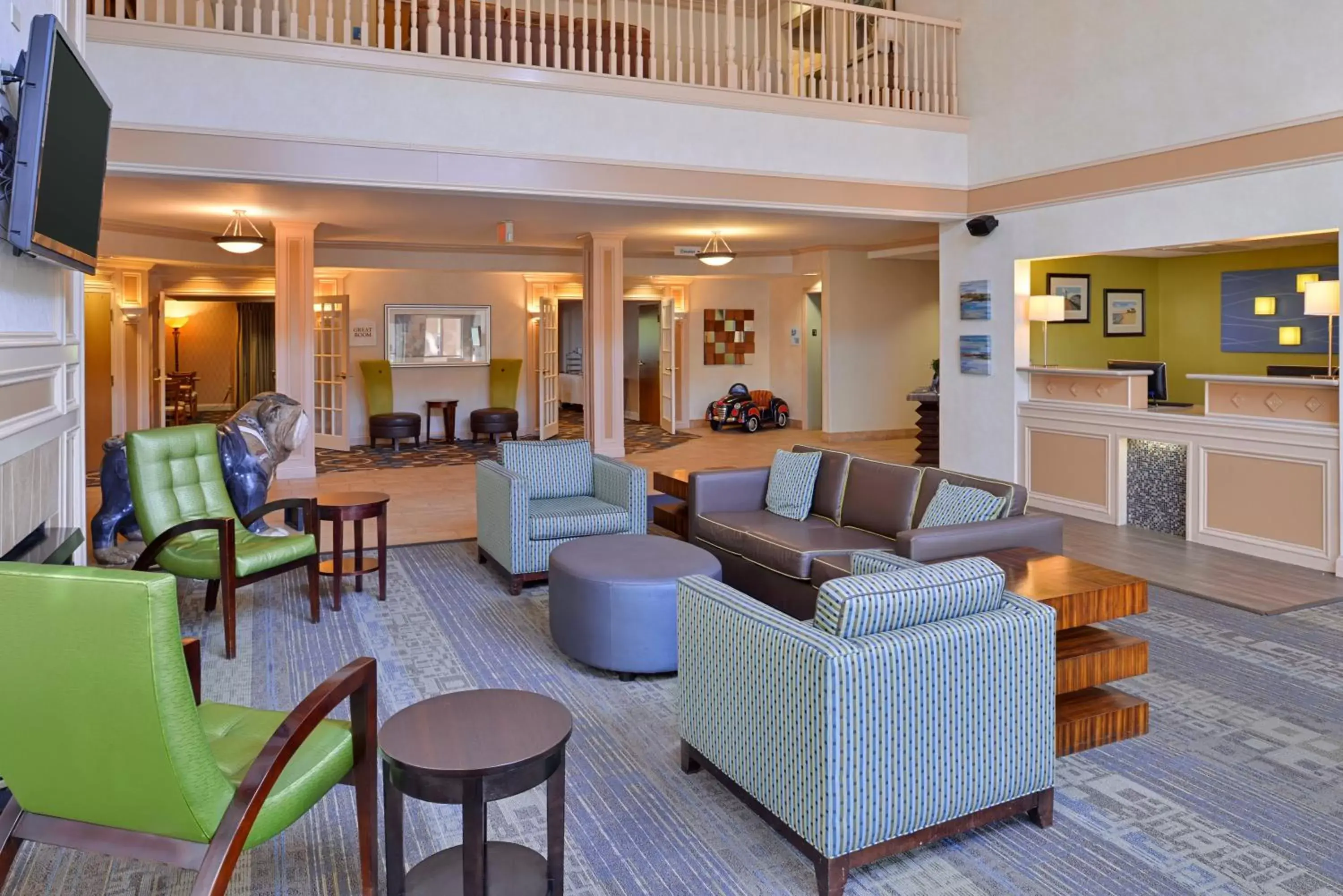 Lobby or reception, Lounge/Bar in Holiday Inn Express Hotel & Suites-Saint Joseph, an IHG Hotel
