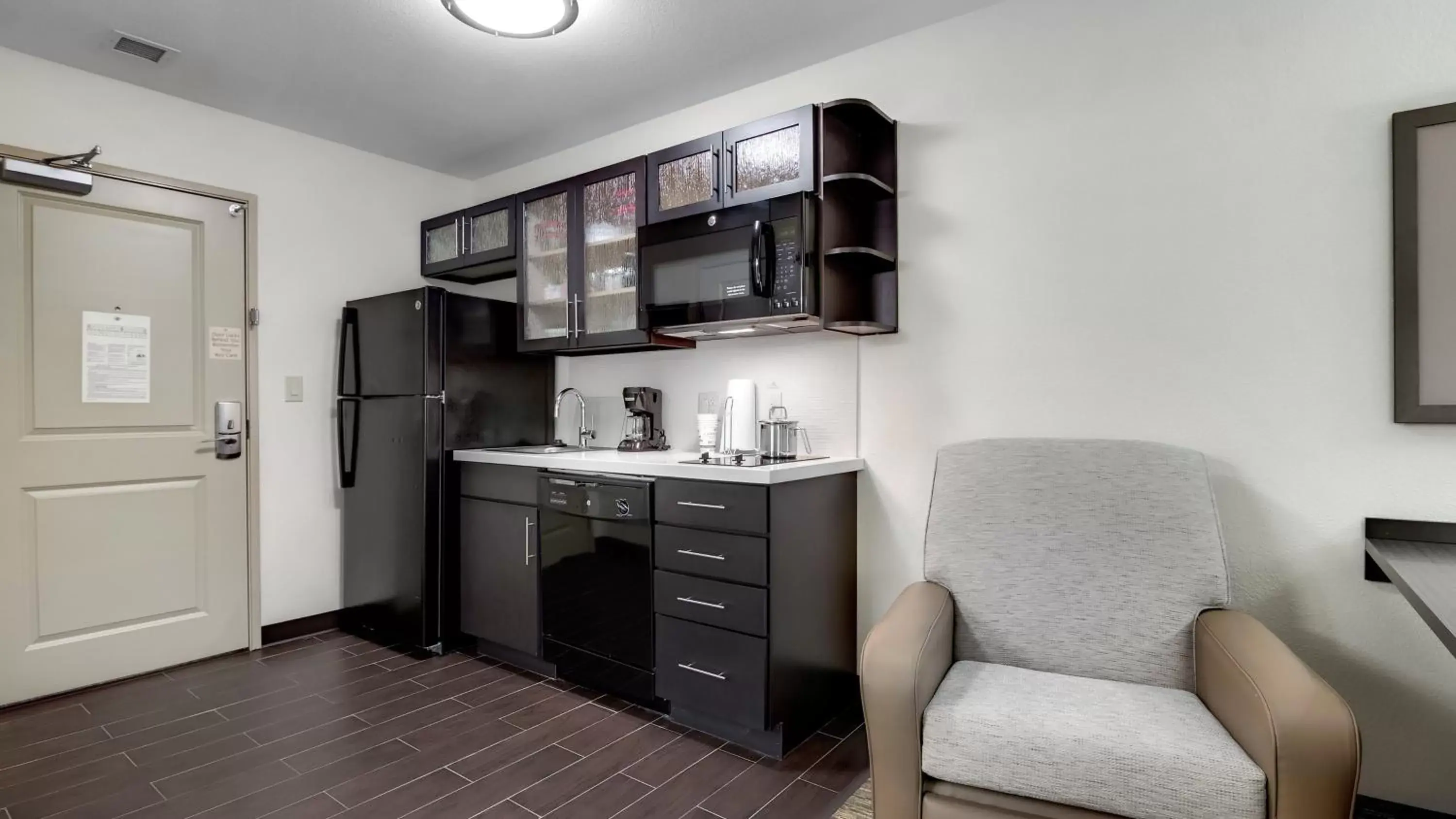 Photo of the whole room, Kitchen/Kitchenette in Candlewood Suites Waco, an IHG Hotel