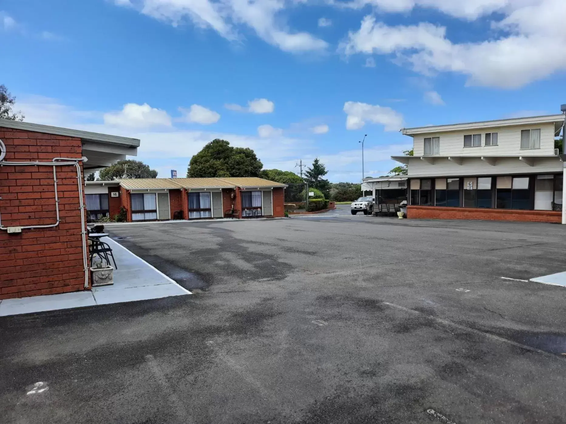 Inner courtyard view, Property Building in Abbotswood Motor Inn