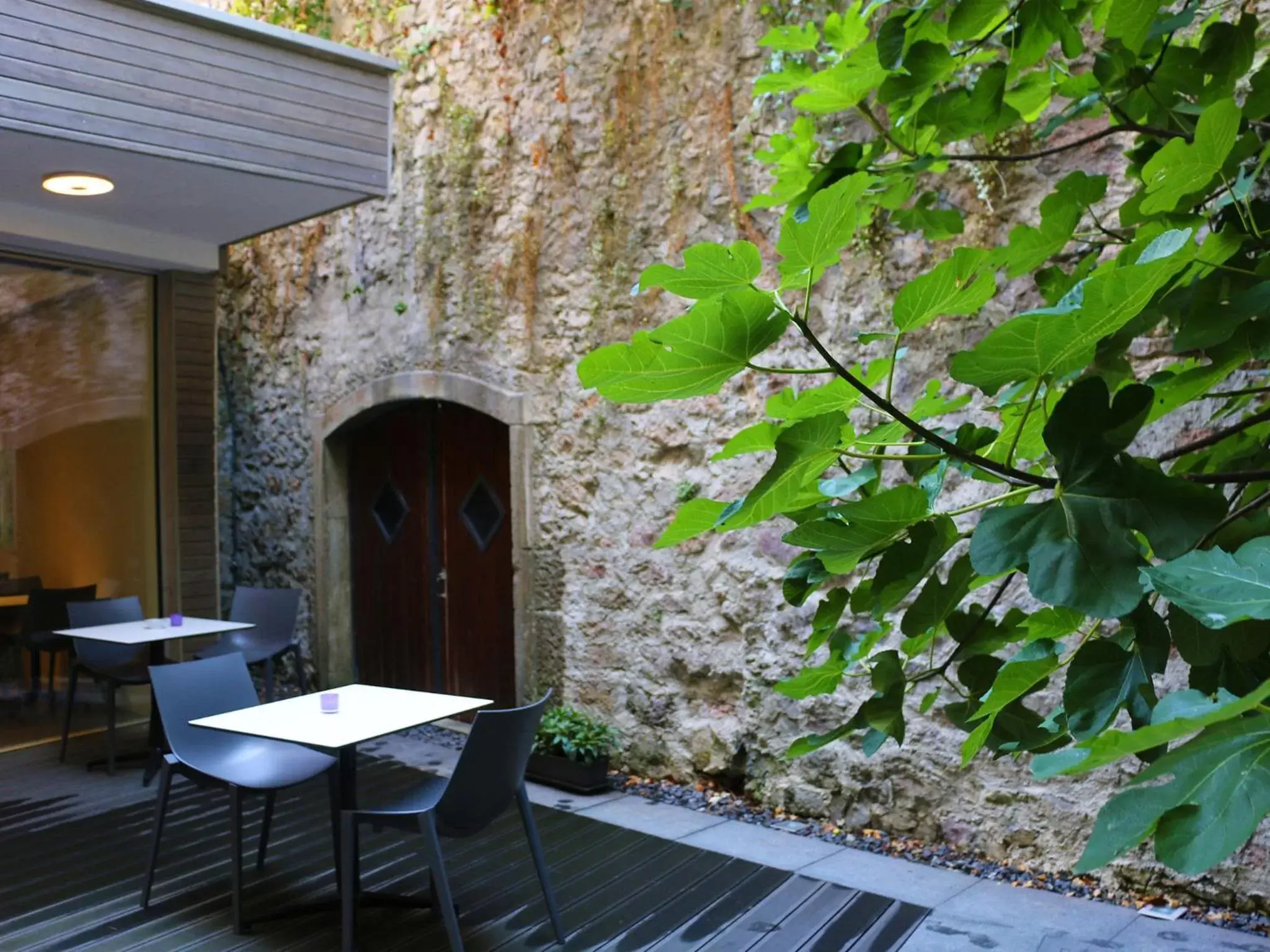 Patio in Hôtel de l'Ecluse