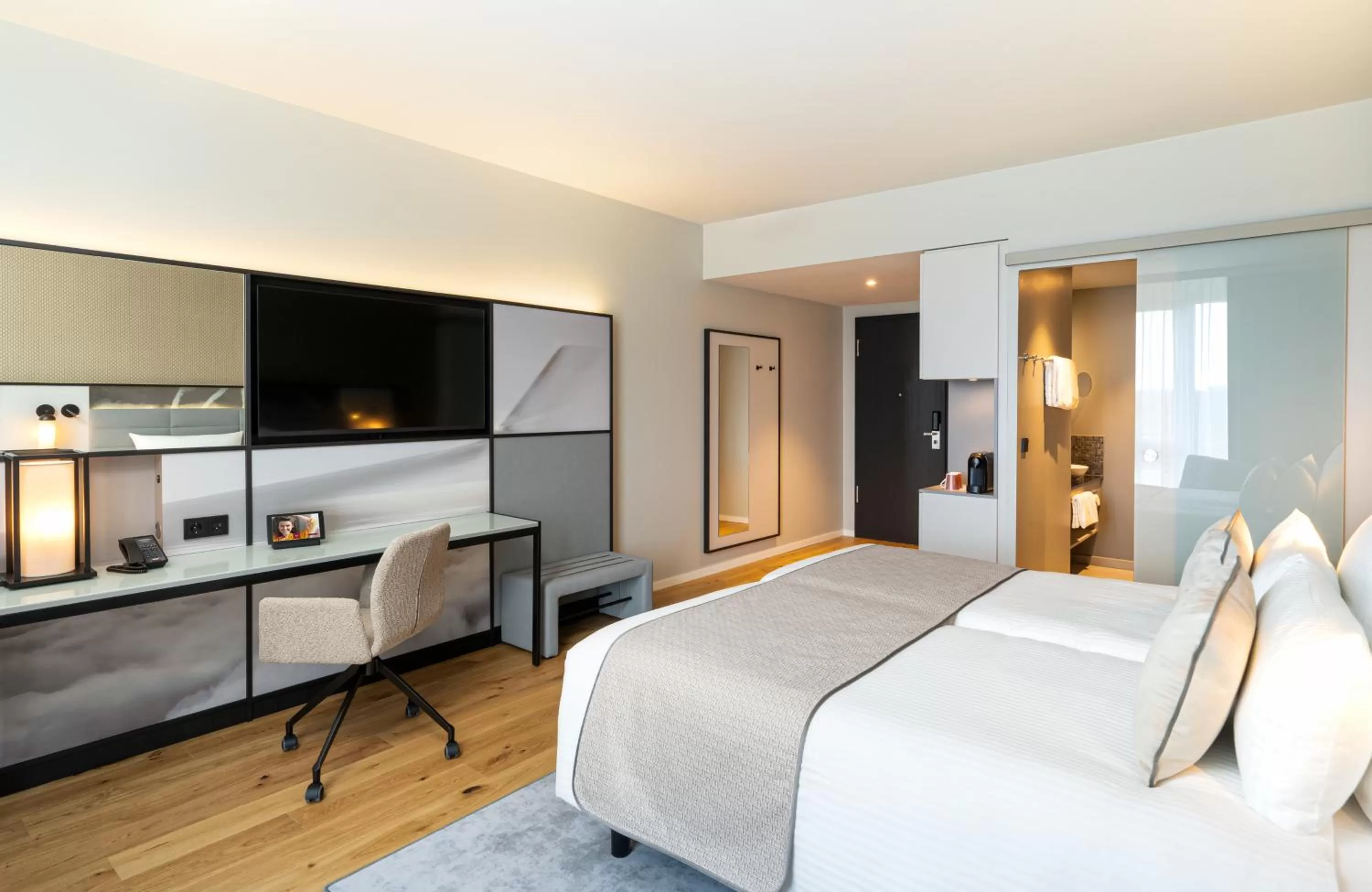 TV and multimedia, Bed in Leonardo Royal Hotel Cologne Bonn Airport