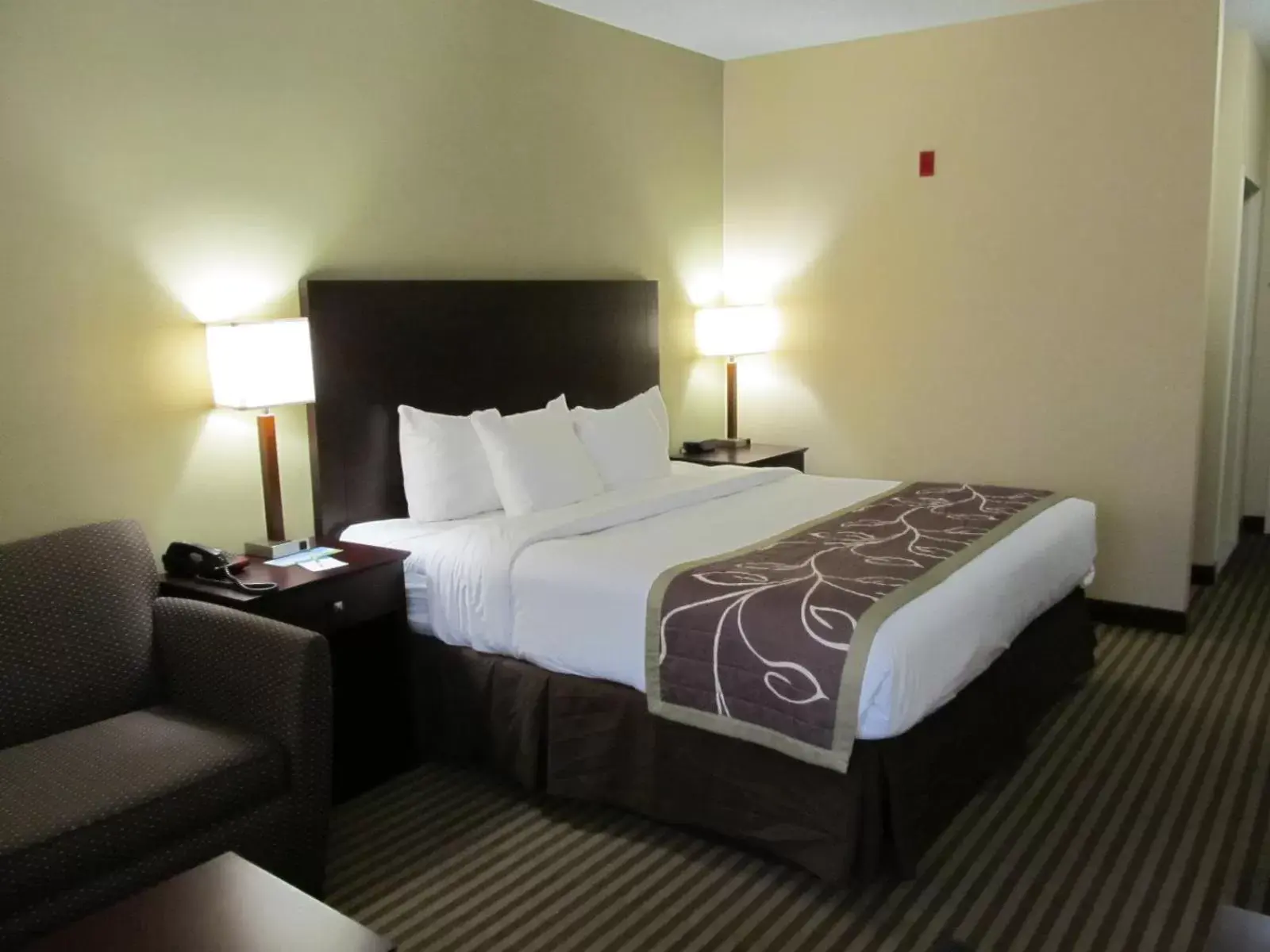 Bedroom, Bed in Days Inn by Wyndham Brewerton/ Syracuse near Oneida Lake