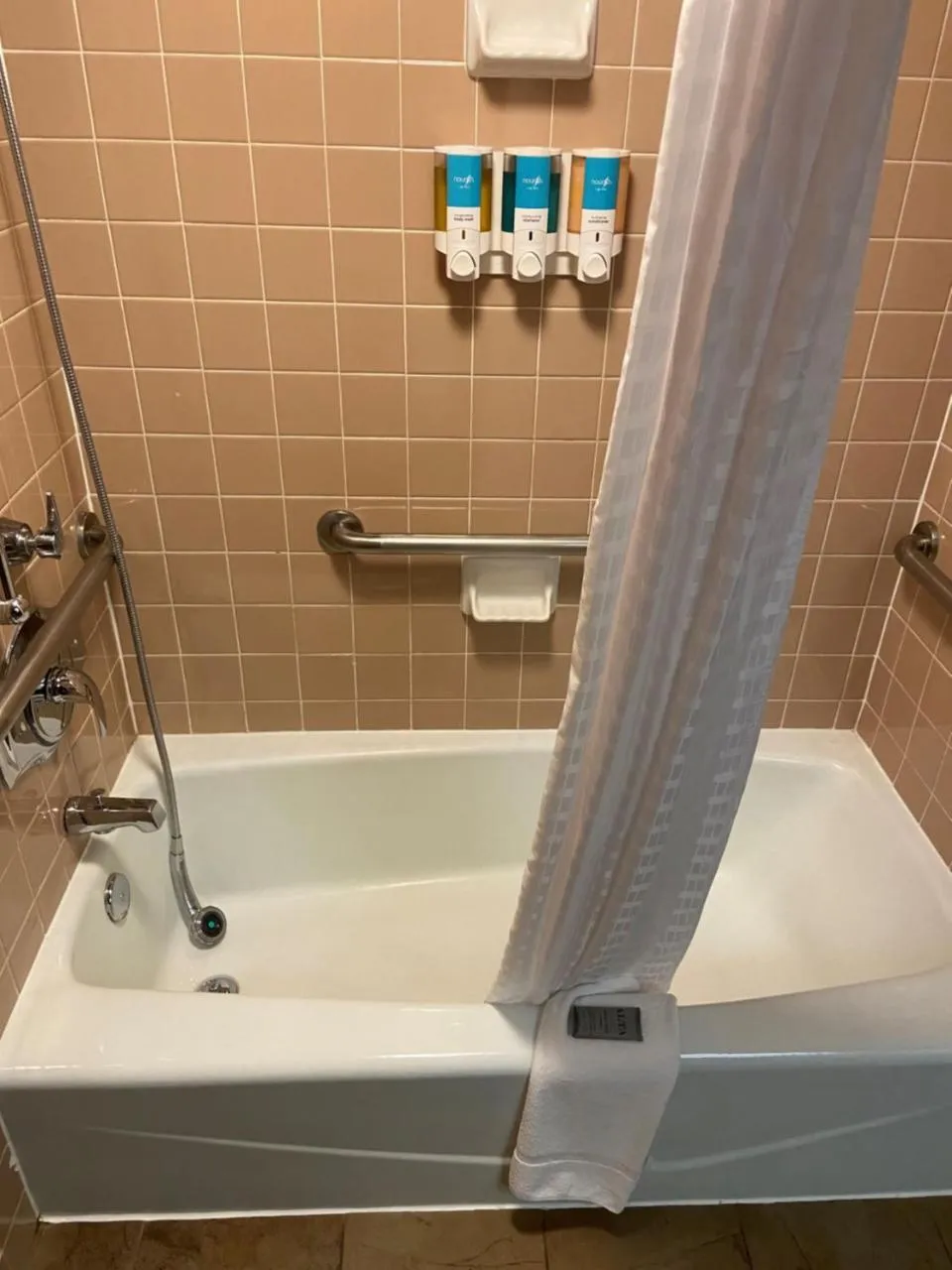 Shower in Hotel Lotus Kansas City Merriam