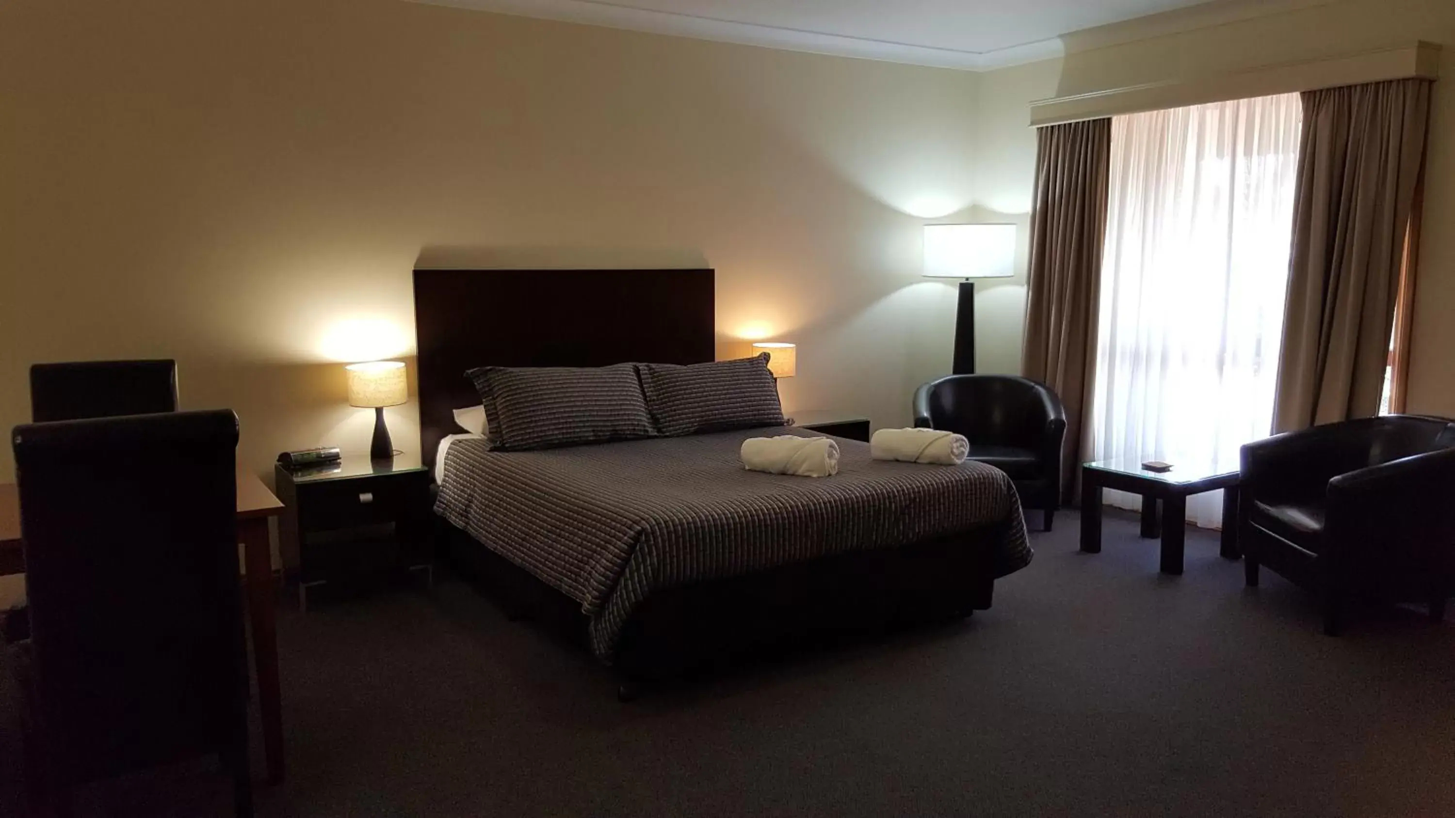 Photo of the whole room, Bed in Gateway Motor Inn - Self Check-In