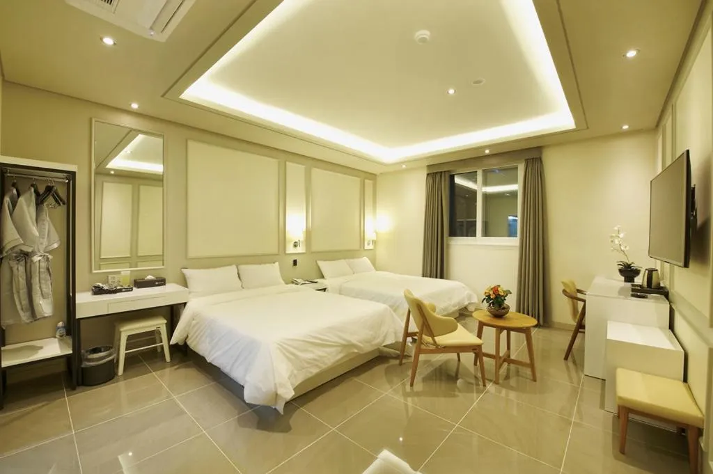 Bedroom, Bed in Hotel B