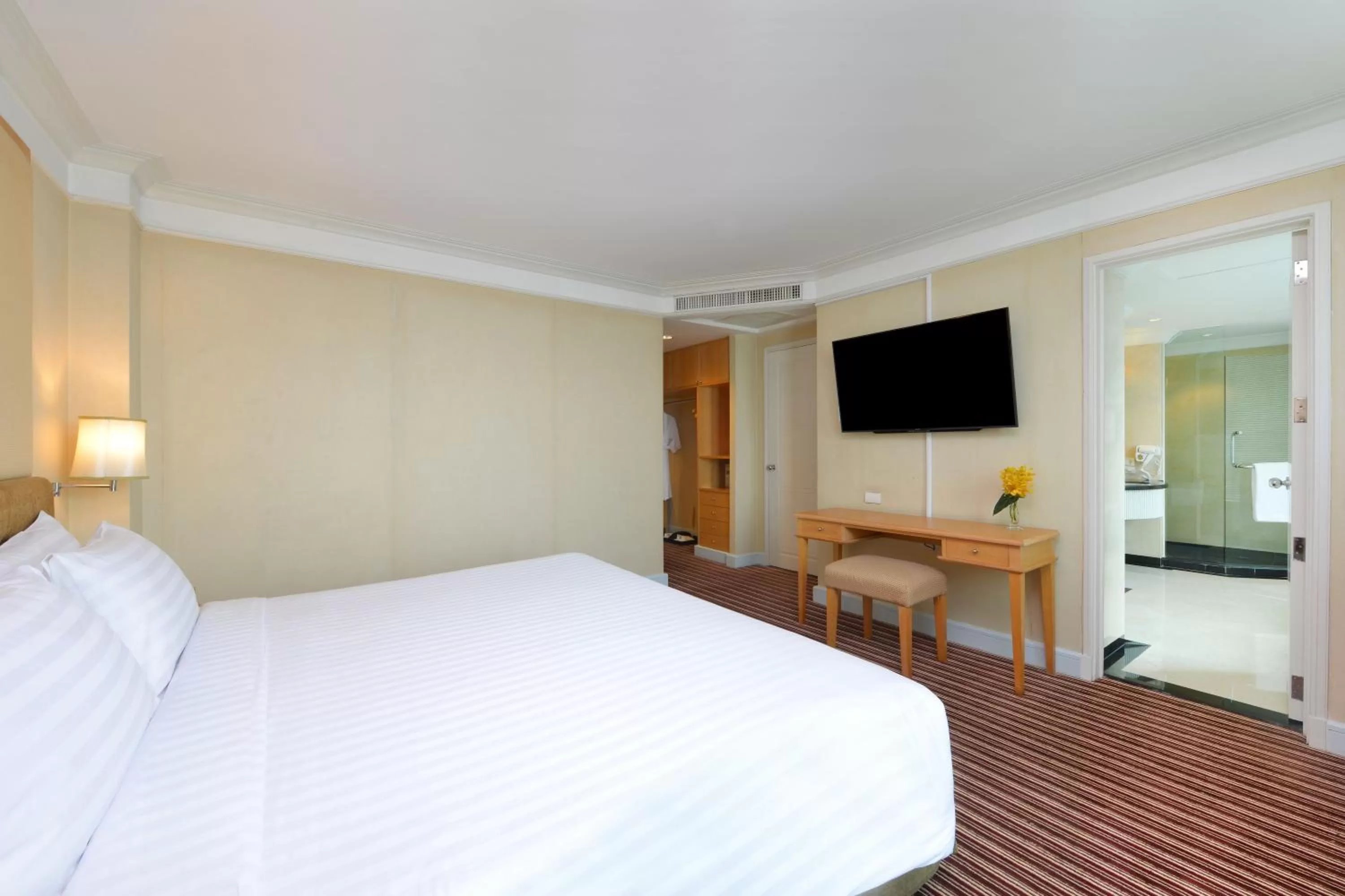 Bedroom, Bed in Miracle Grand Convention Hotel