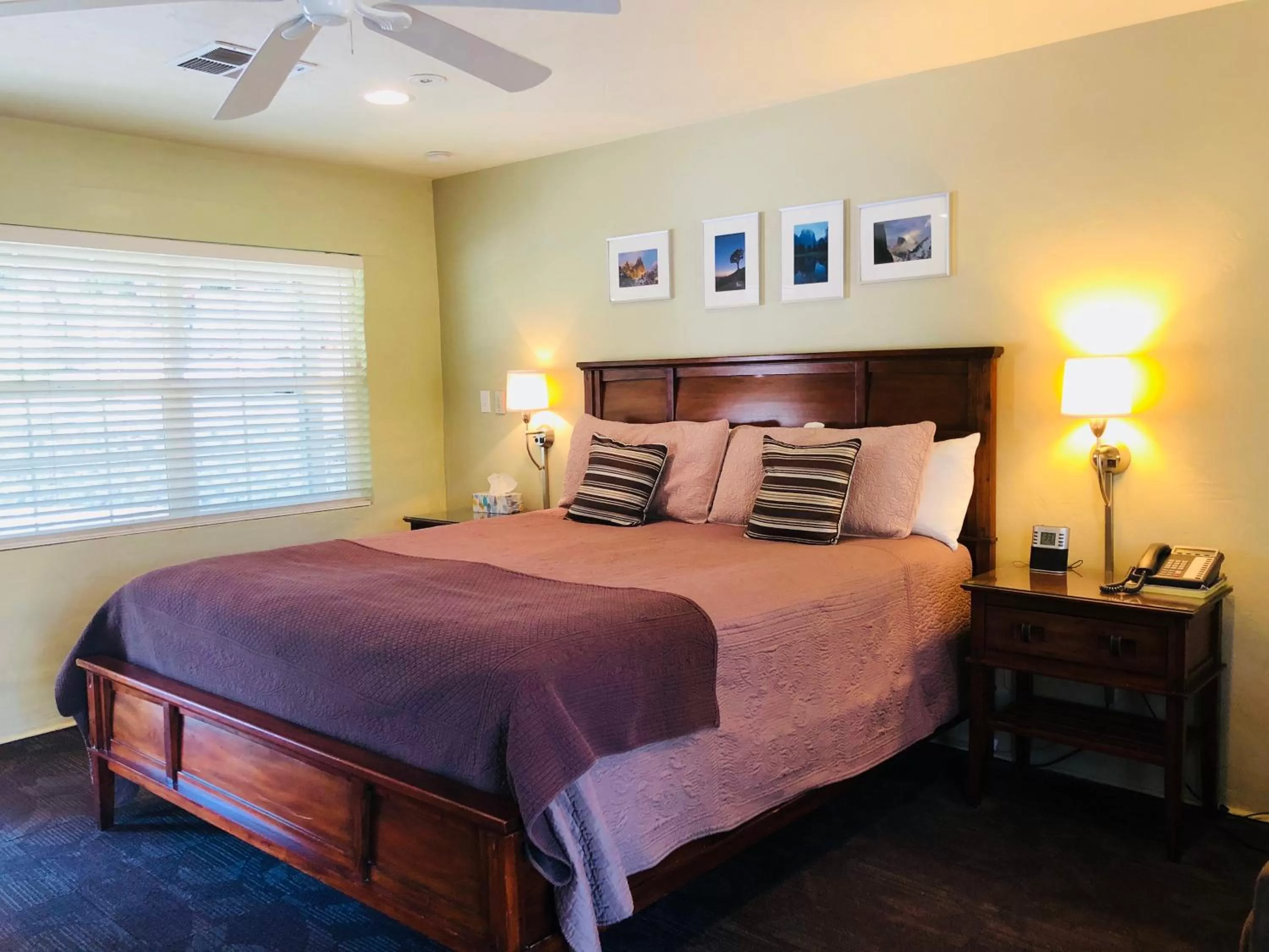 Bed in Queen's Inn By The River