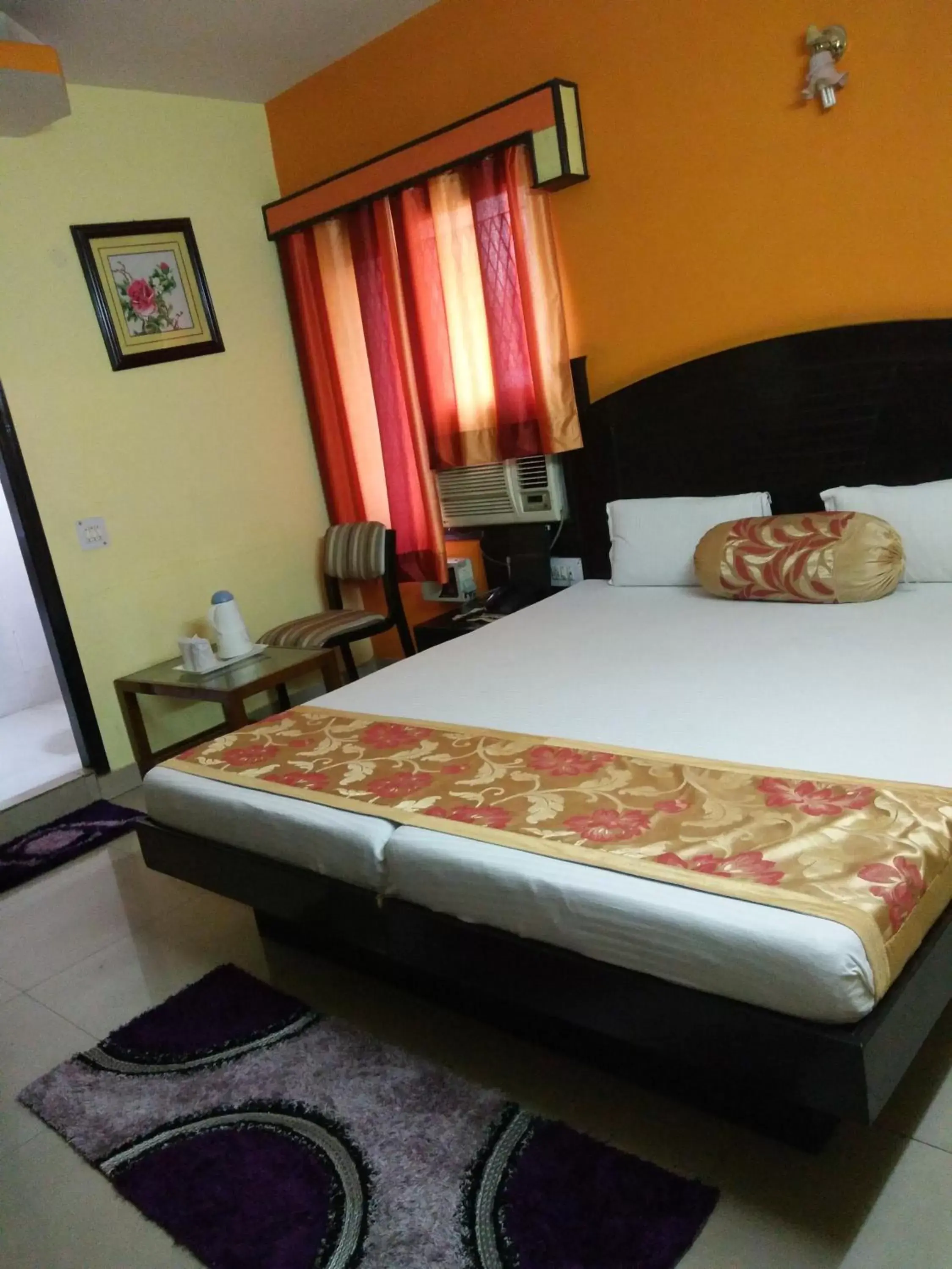 Bed, Room Photo in Hotel Su Shree Continental 5 Minutes Walk From New Delhi Railway Station