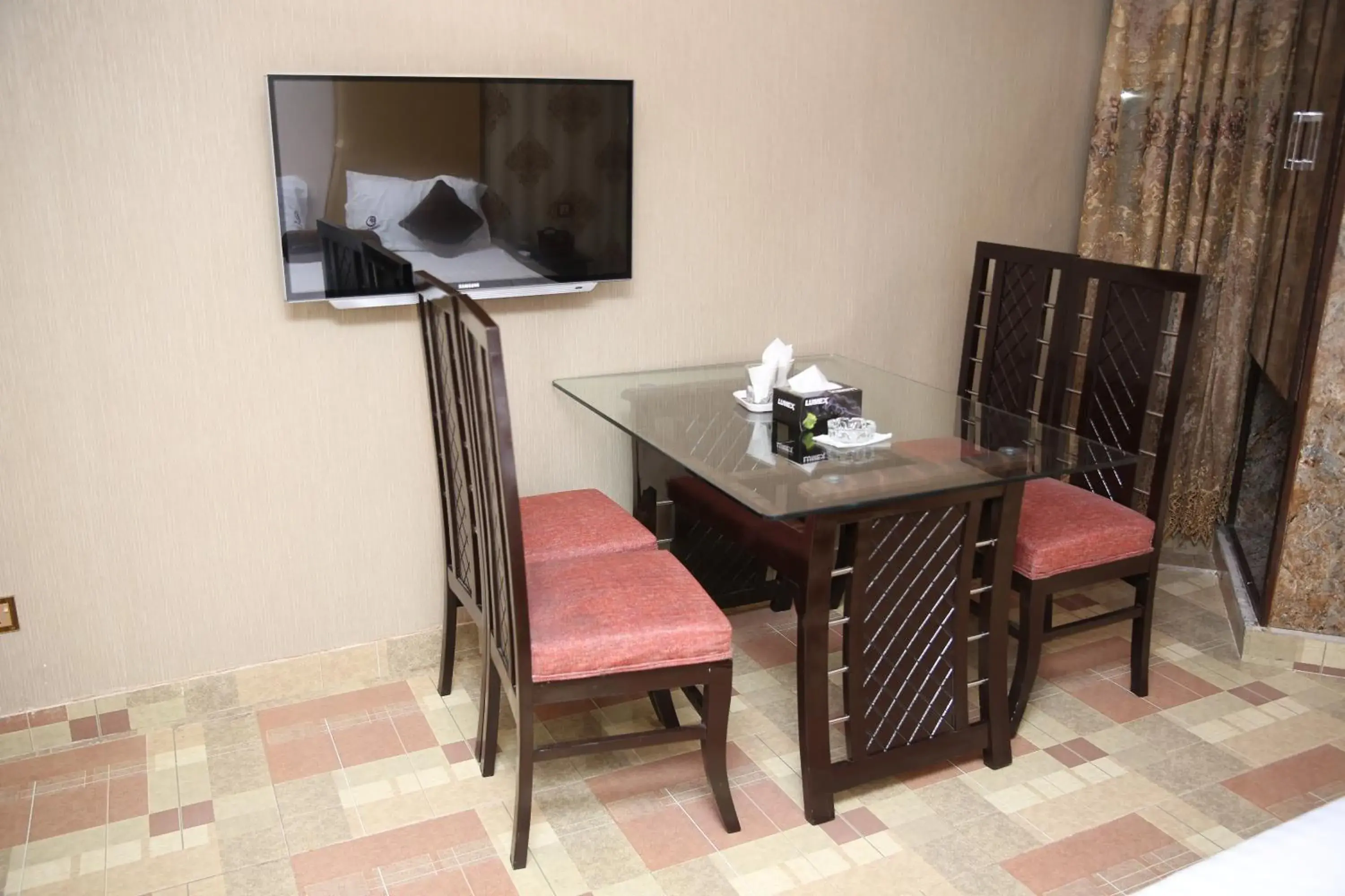 Dining area, TV/Entertainment Center in Hotel Premier Inn Gulberg