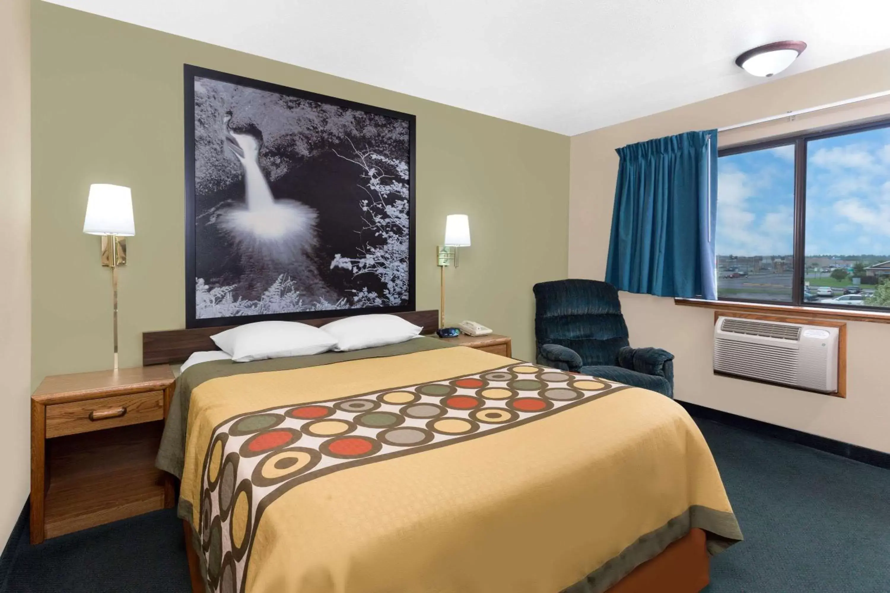 Photo of the whole room, Bed in Super 8 by Wyndham Antigo
