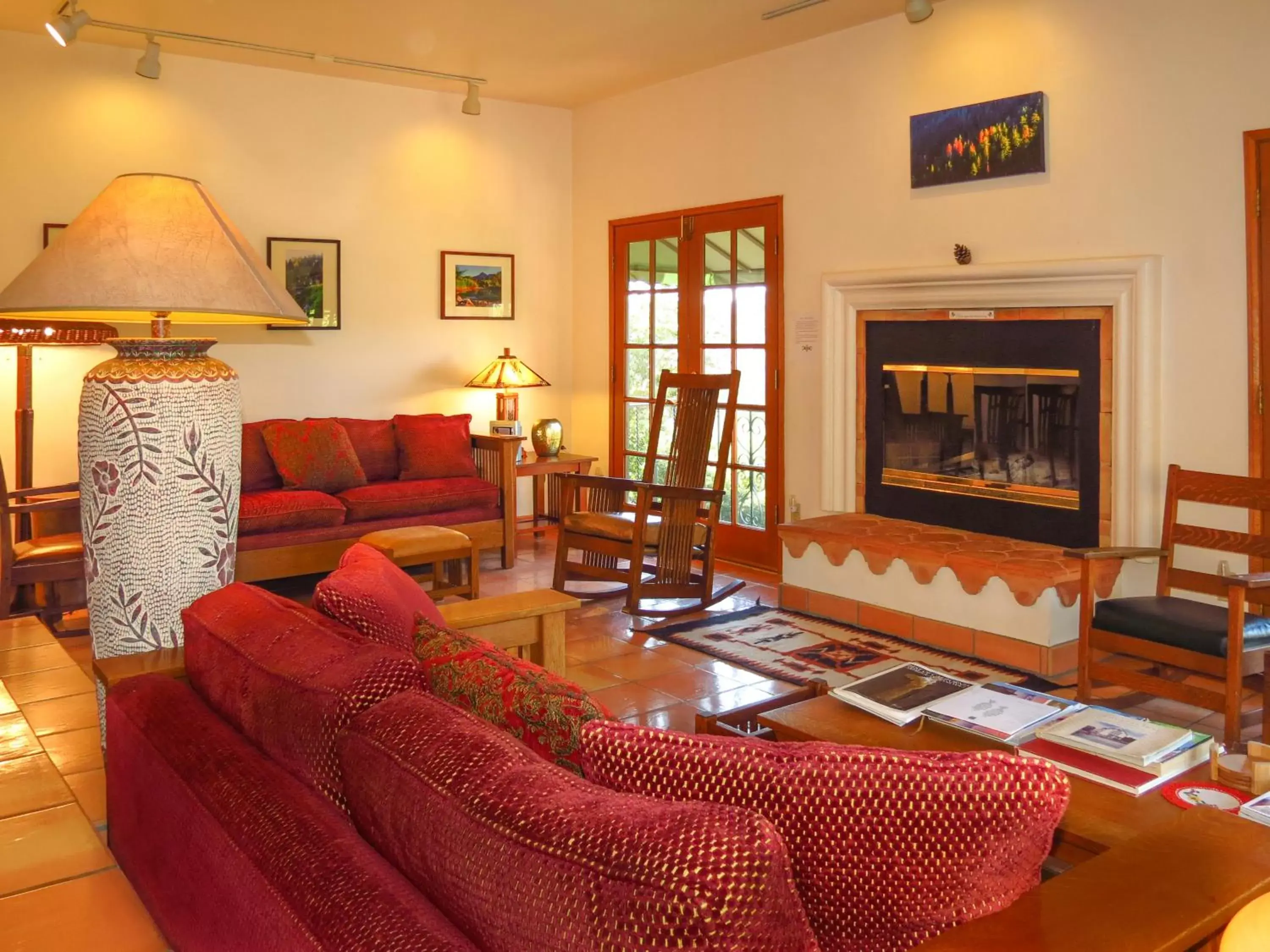 Communal lounge/ TV room, Seating Area in Topanga Canyon Inn Bed and Breakfast