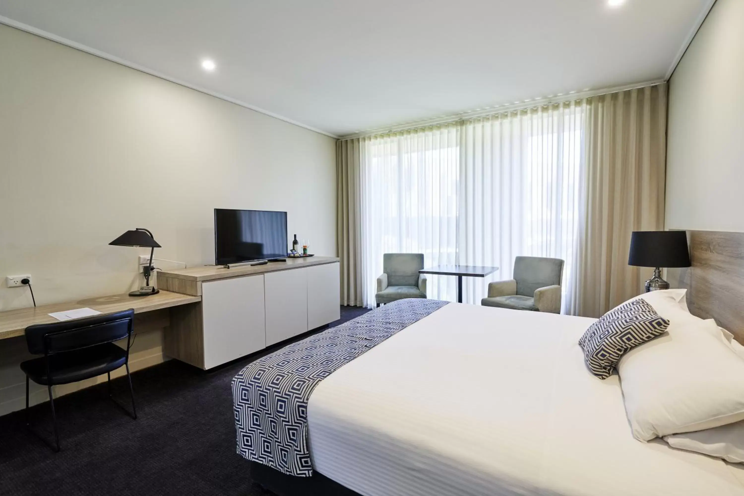 Bed, TV/Entertainment Center in The Dingley Hotel