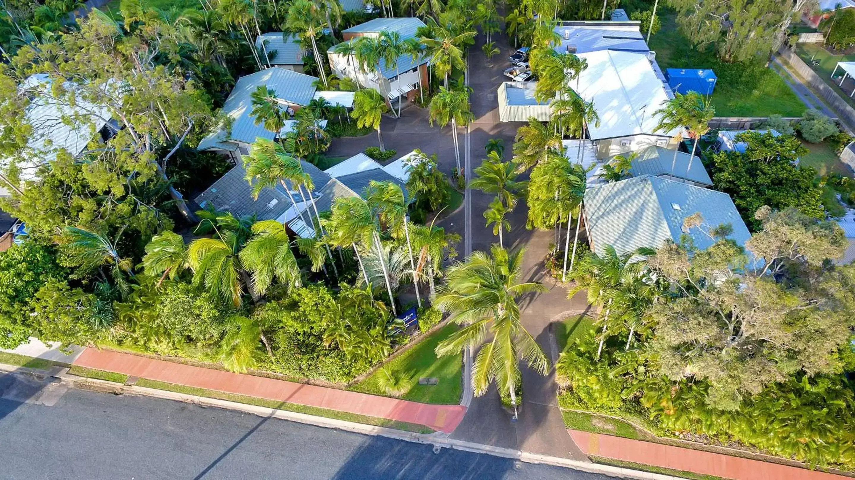 Property building, Bird's-eye View in Comfort Resort Blue Pacific