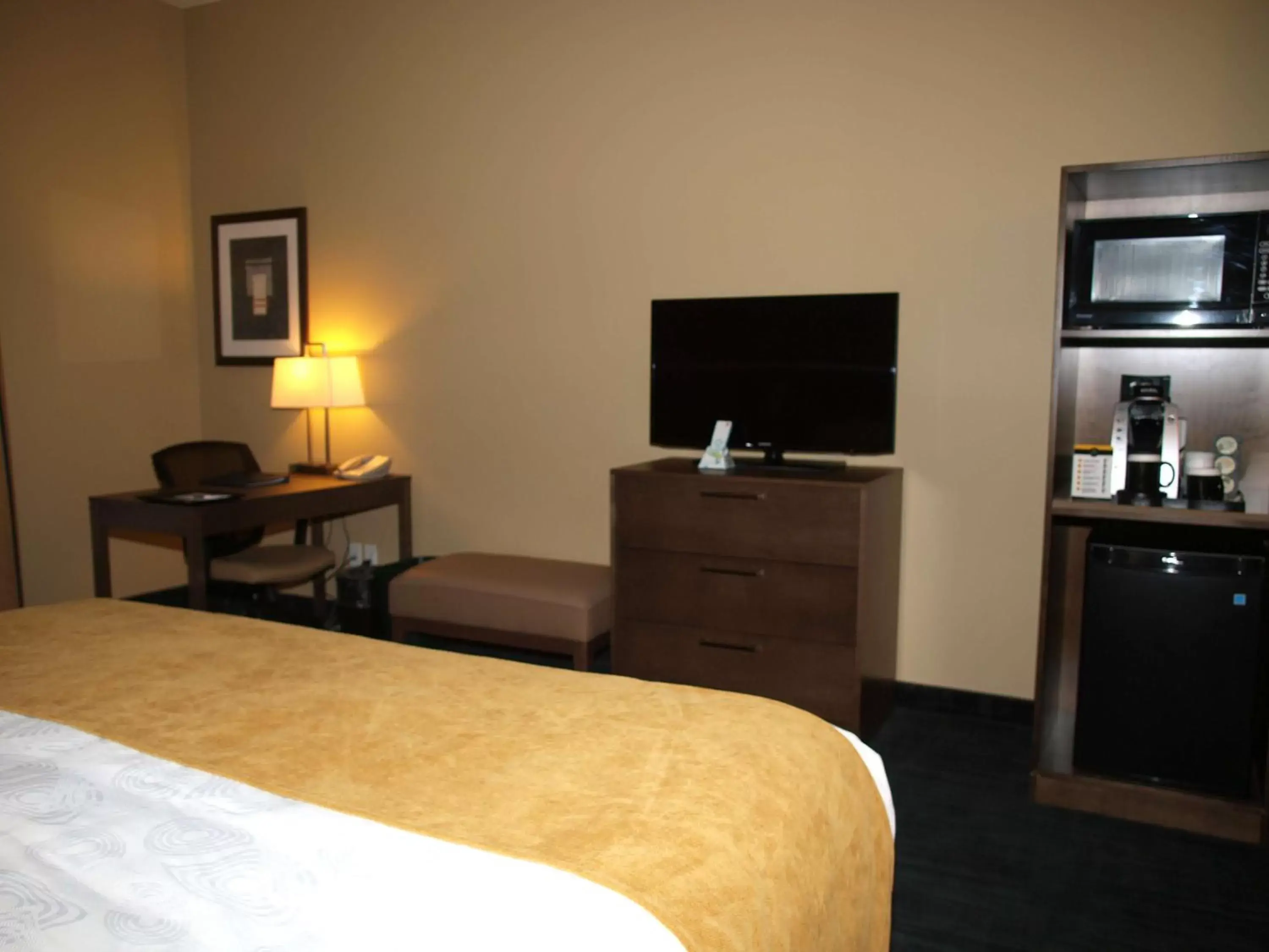 Restaurant/places to eat, Bed in Best Western Plus Winnipeg West