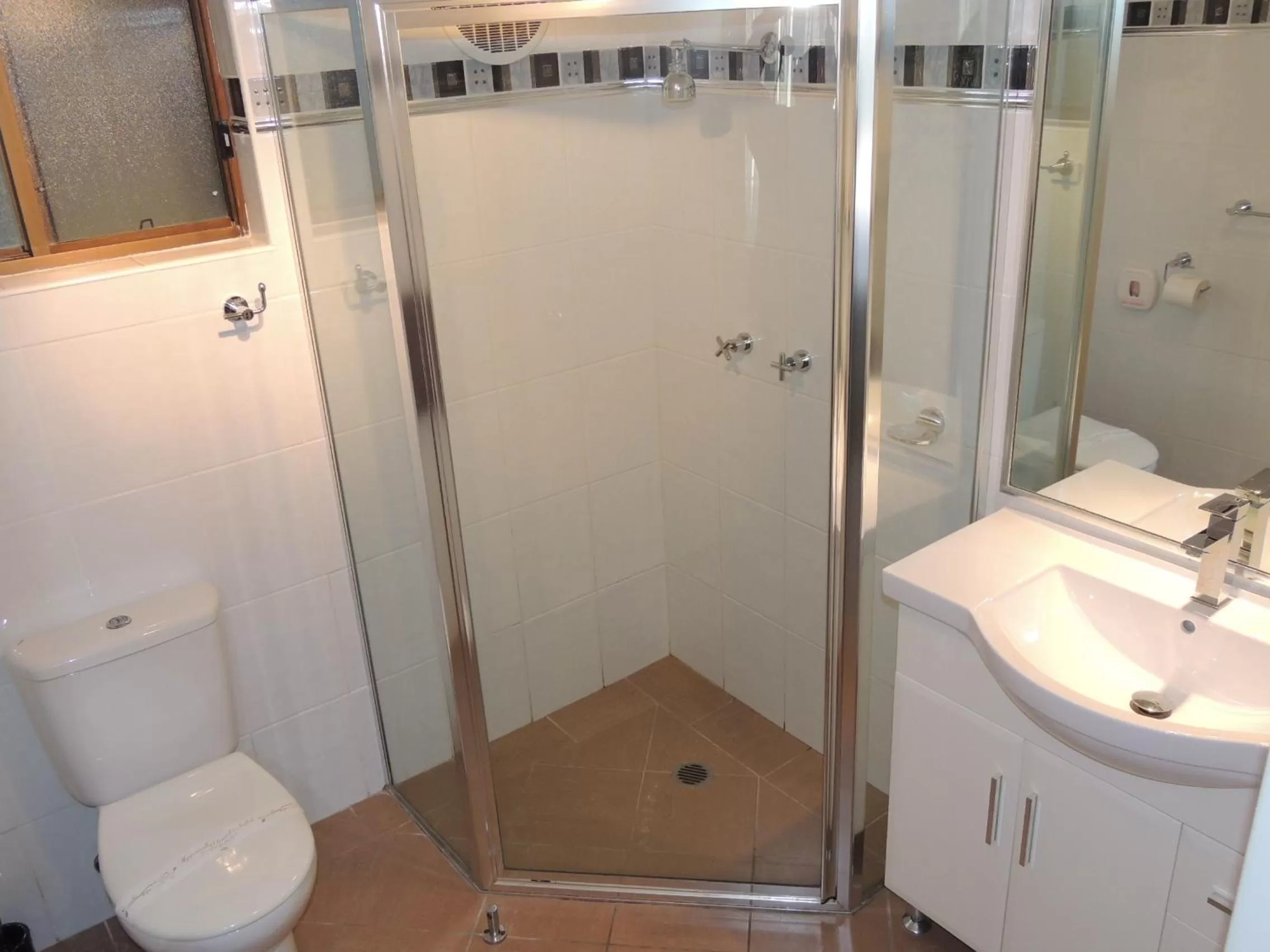 Bathroom in Argyle Terrace Motor Inn