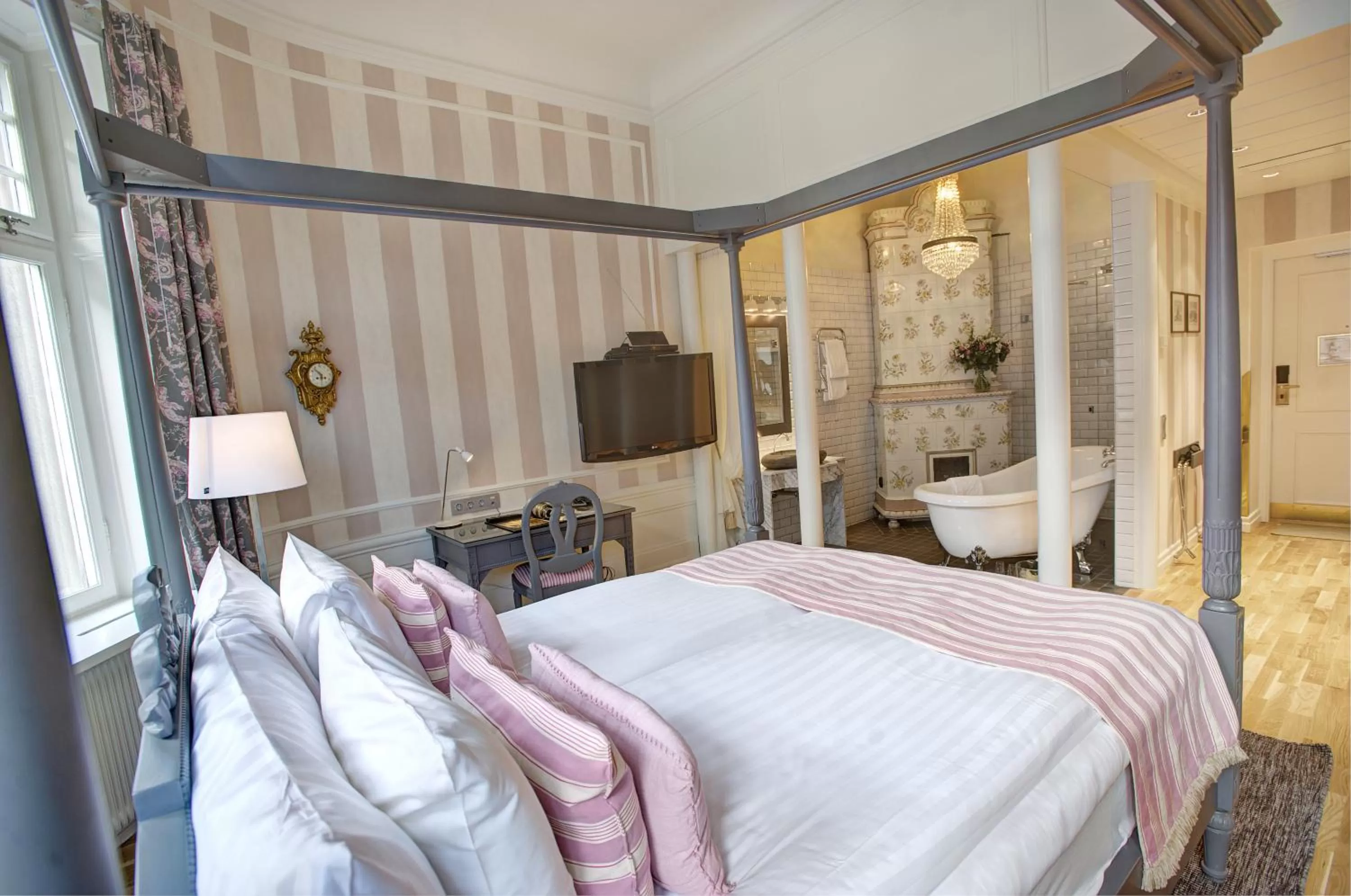 Bed in Hotel Kung Carl, WorldHotels Crafted