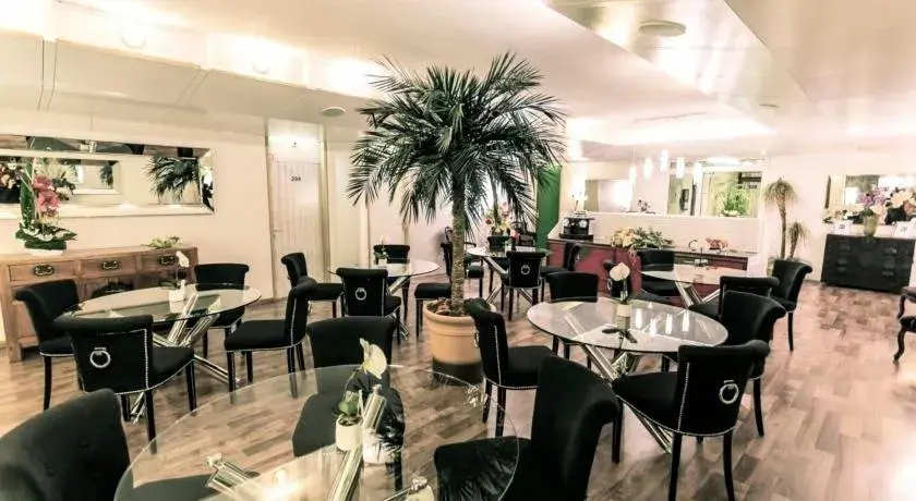 Restaurant/Places to Eat in Hotel Les Arcades