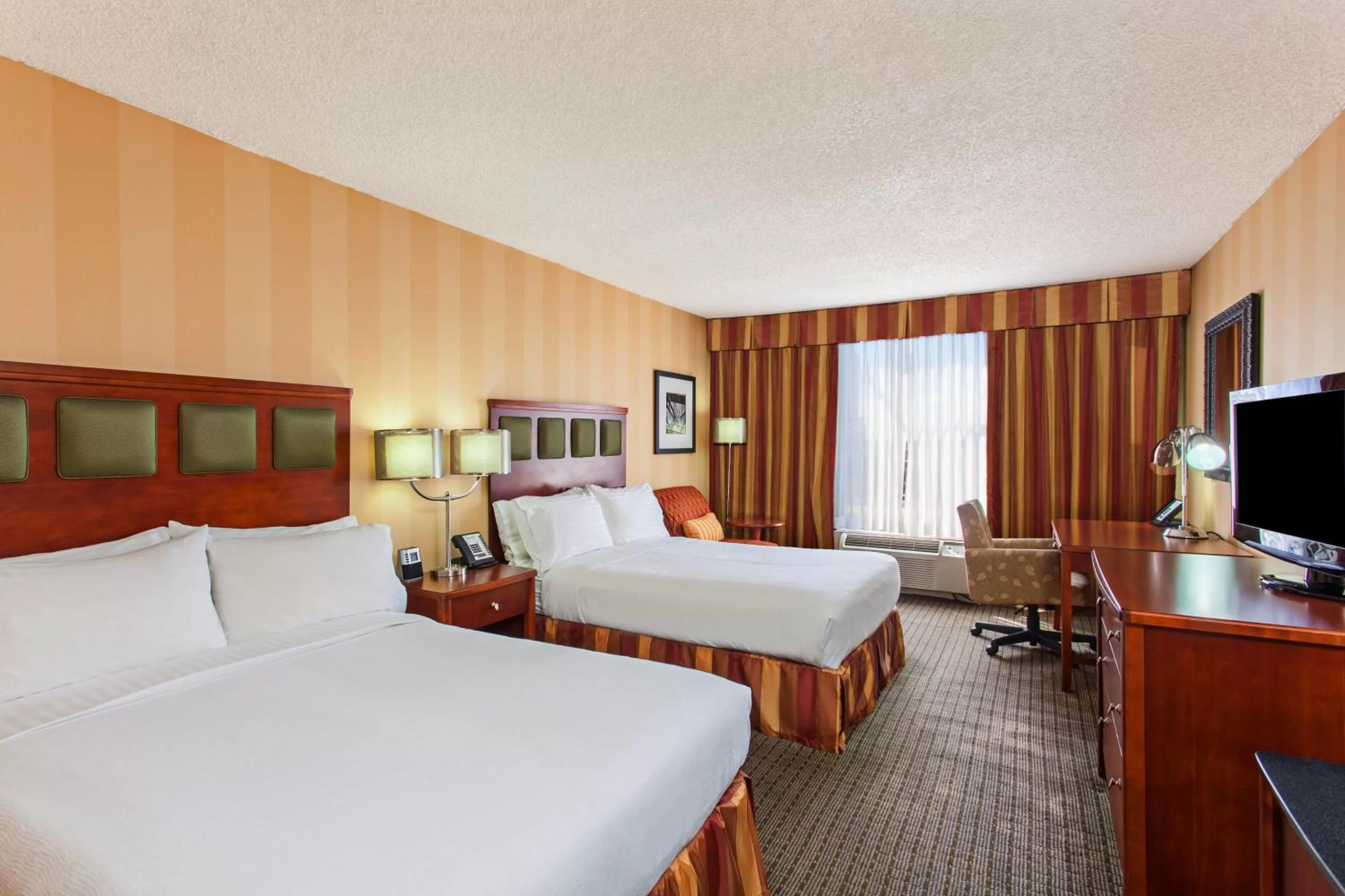 Photo of the whole room, Bed in Holiday Inn Sacramento Downtown-Arena by IHG