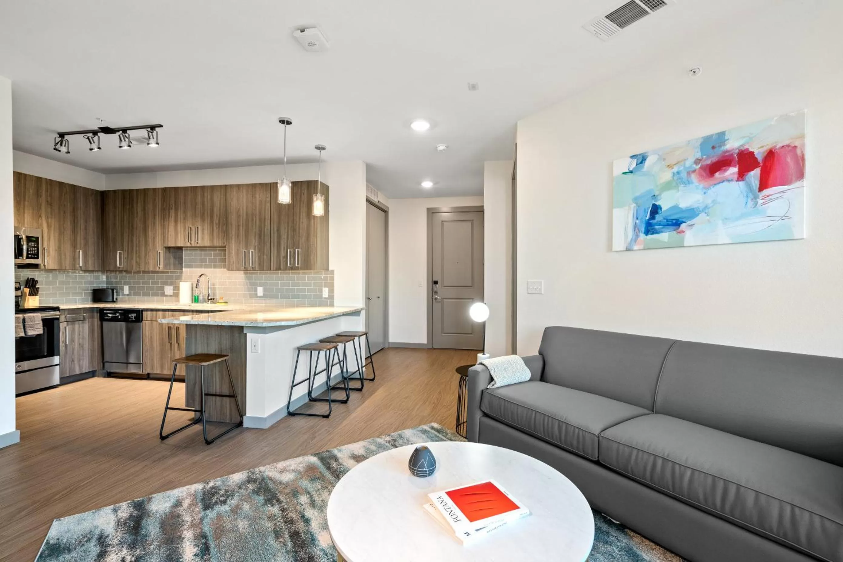 Kitchen or kitchenette, Seating Area in Kasa Arlington Dallas