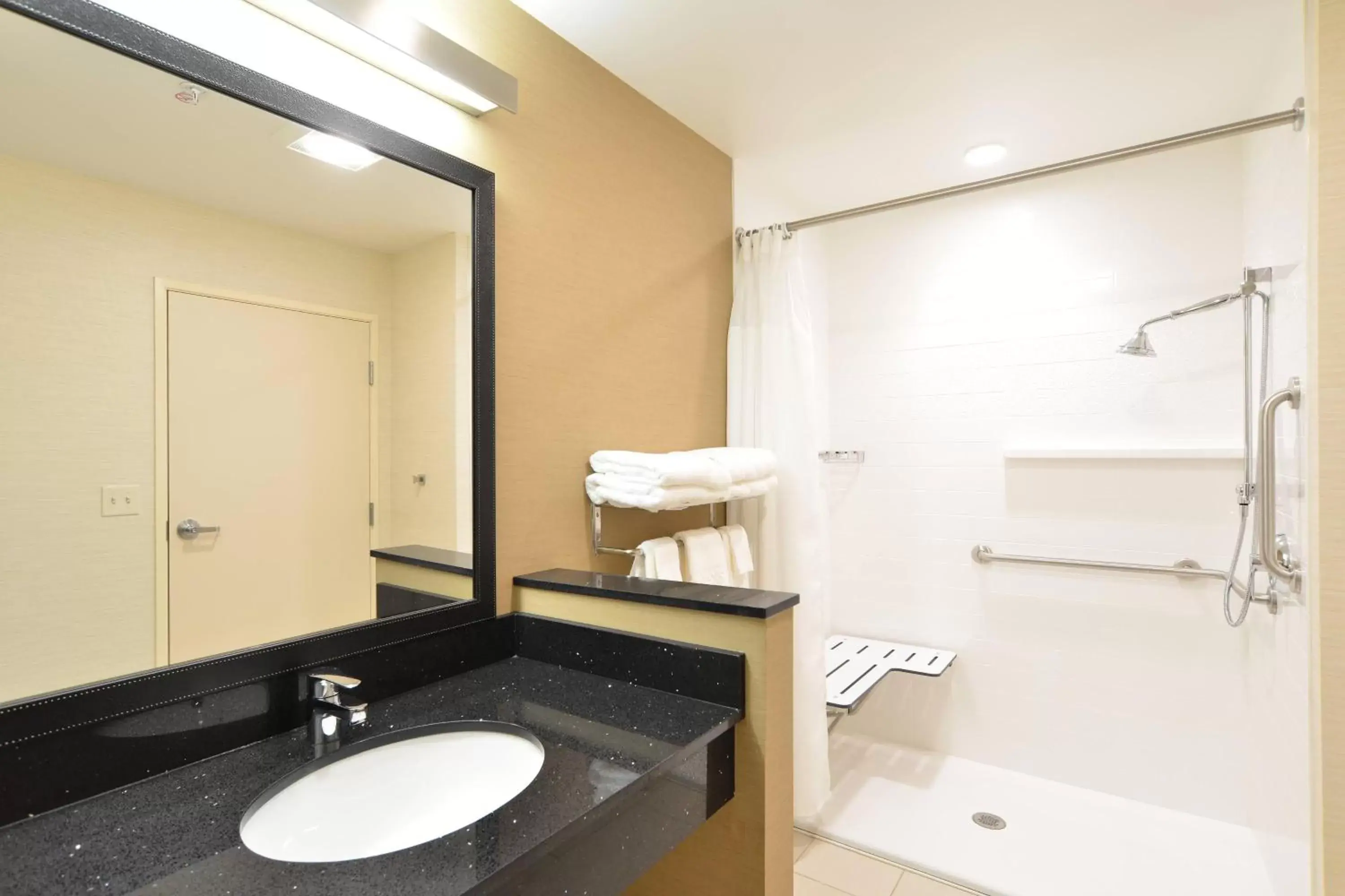 Bathroom in Fairfield Inn & Suites by Marriott Eau Claire/Chippewa Falls