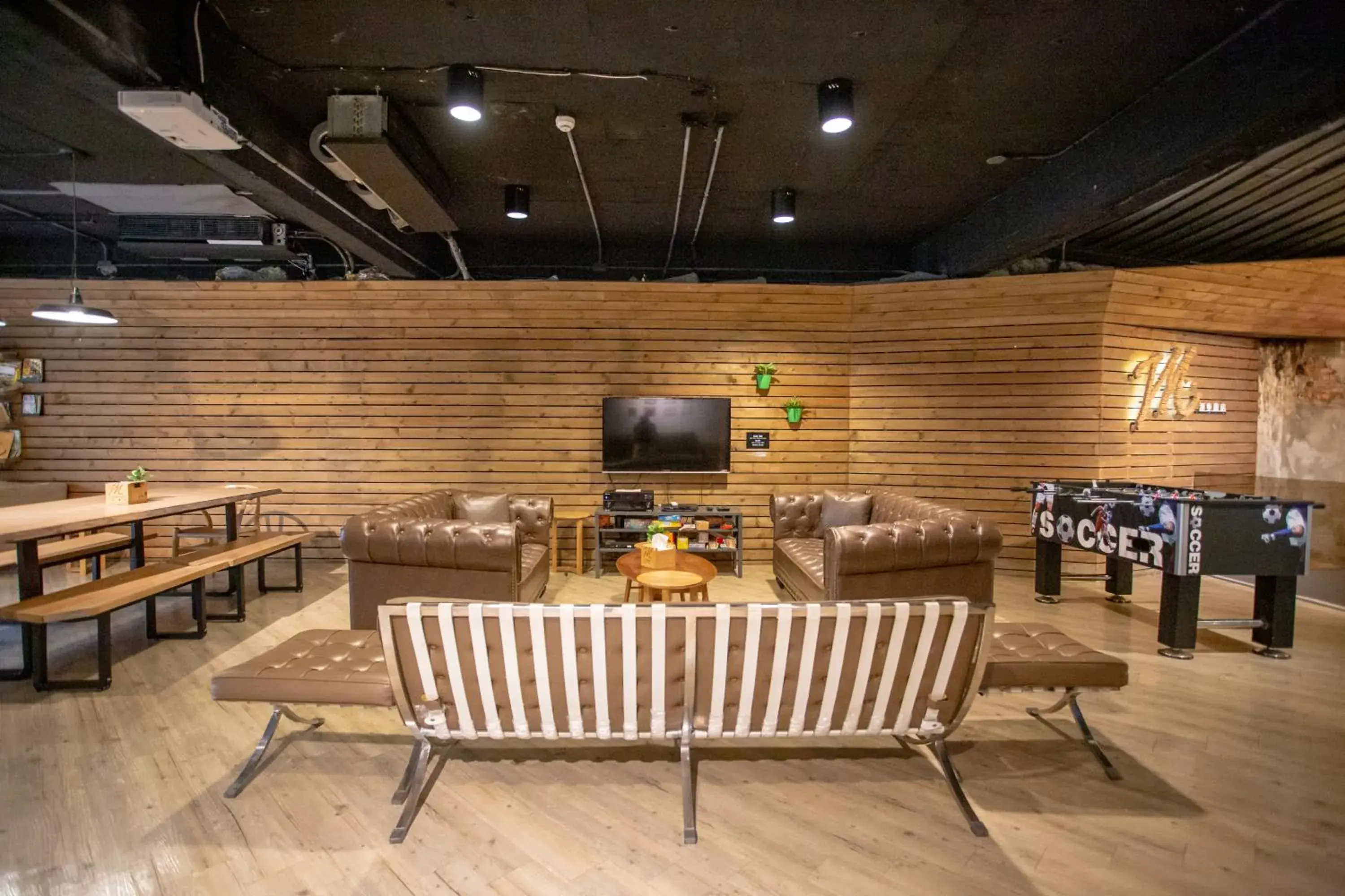 Communal lounge/ TV room, Restaurant/Places to Eat in Meander Taipei Hostel