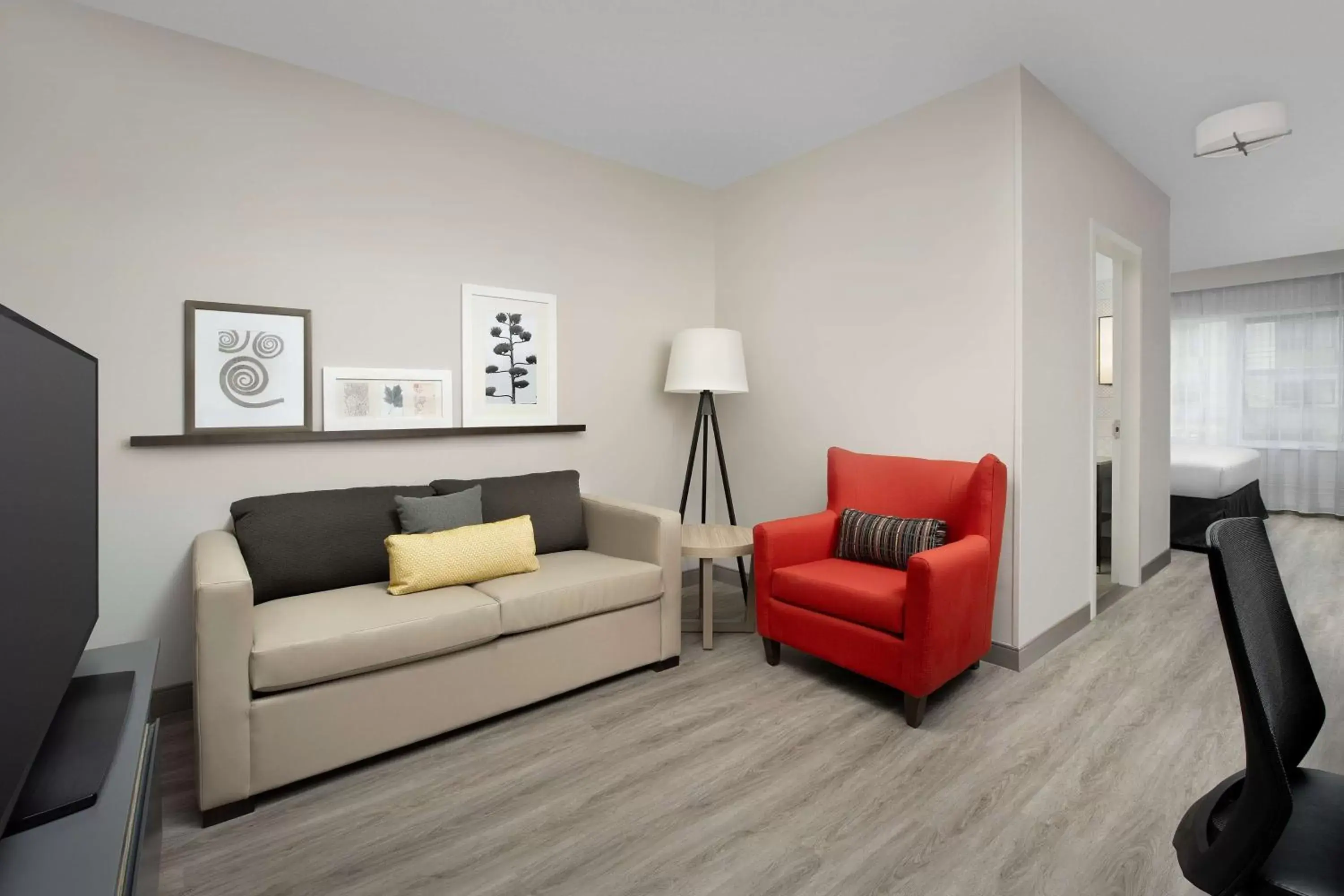 Living room, Seating Area in Country Inn & Suites by Radisson, Seattle-Tacoma International Airport, WA