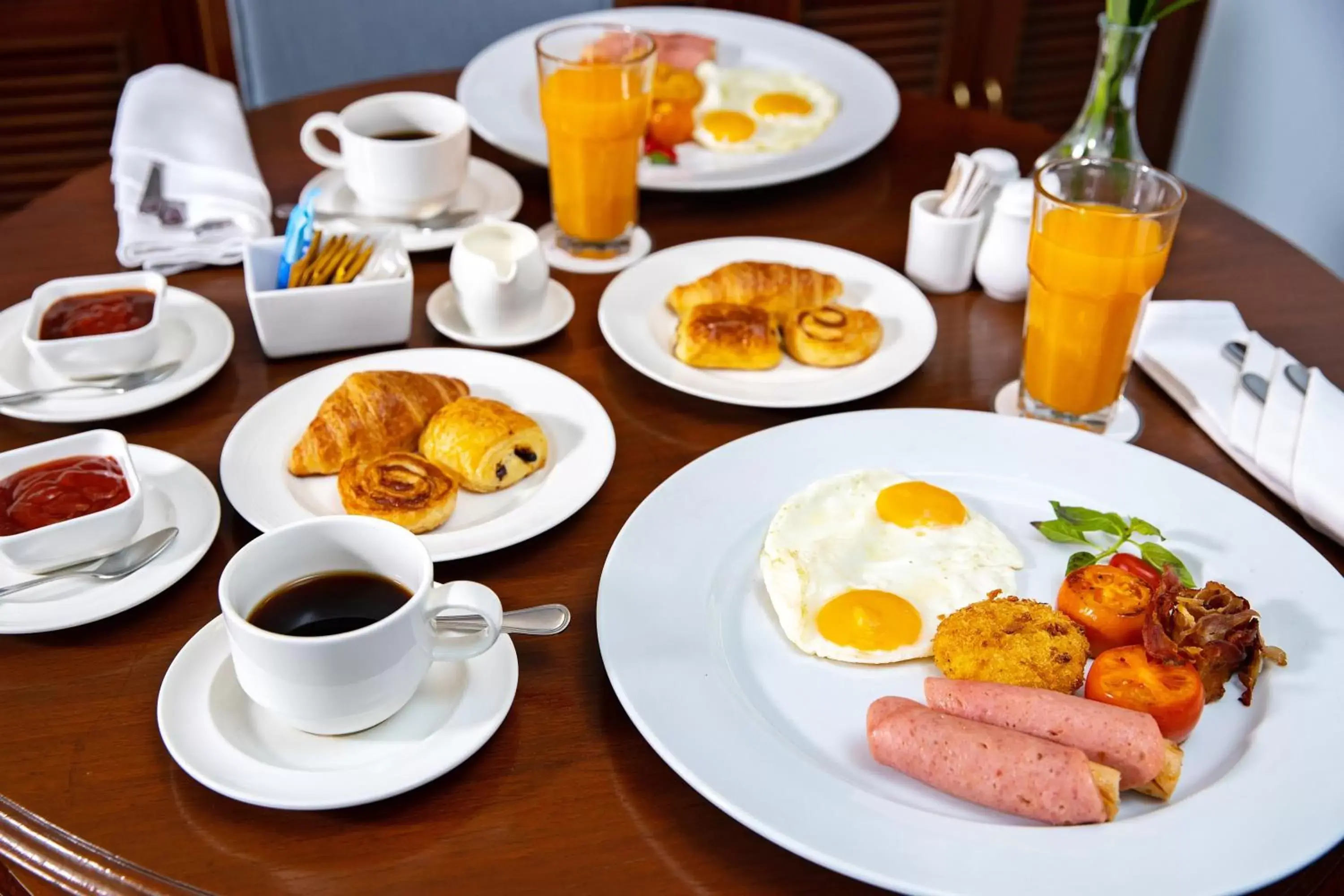 Restaurant/places to eat, Breakfast in Chatrium Hotel Royal Lake Yangon