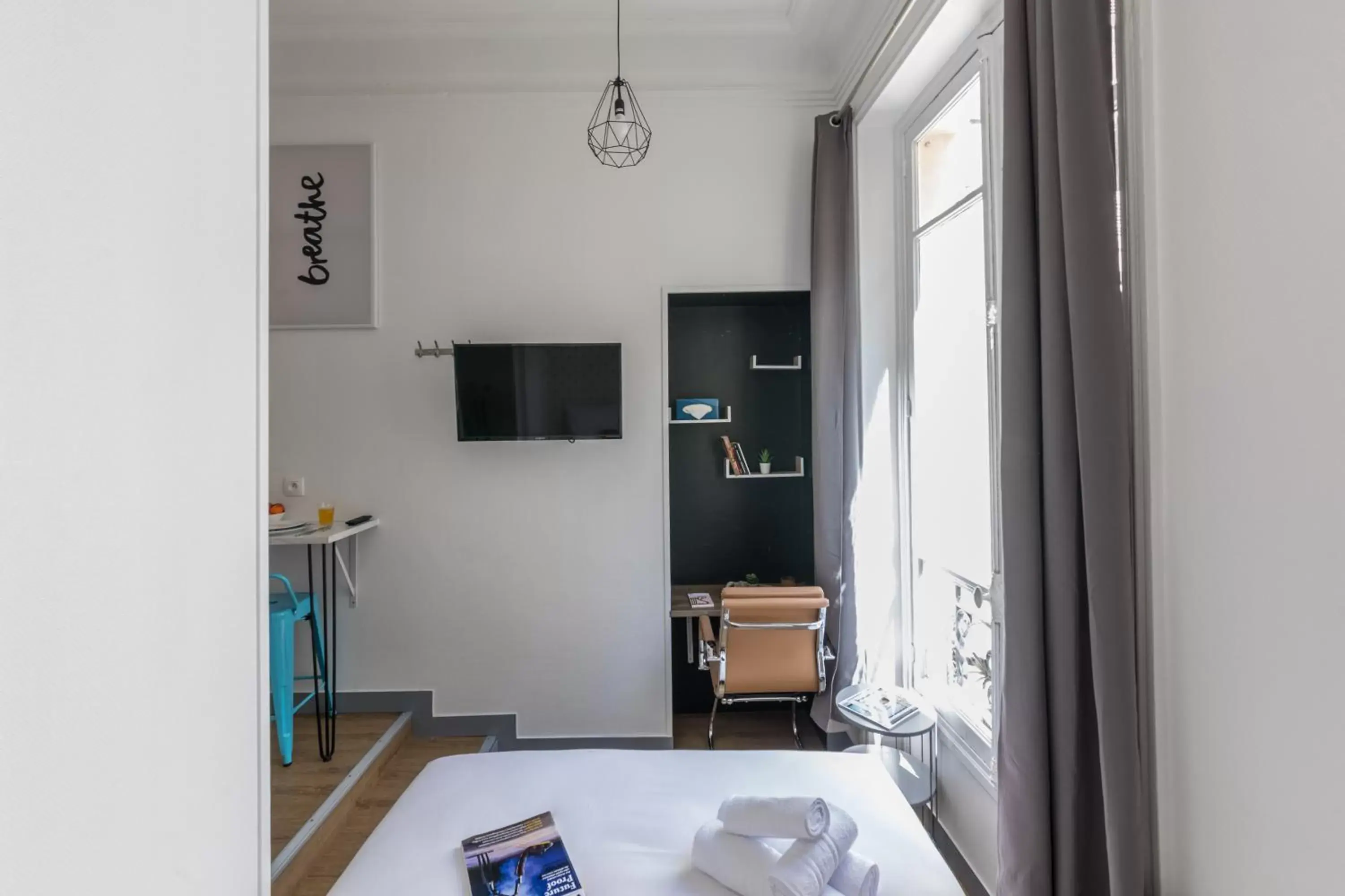 Communal lounge/ TV room, Bathroom in Apartments WS Haussmann - La Fayette