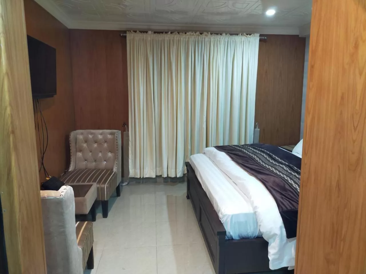 Bed in Shagufta Hotel Murree