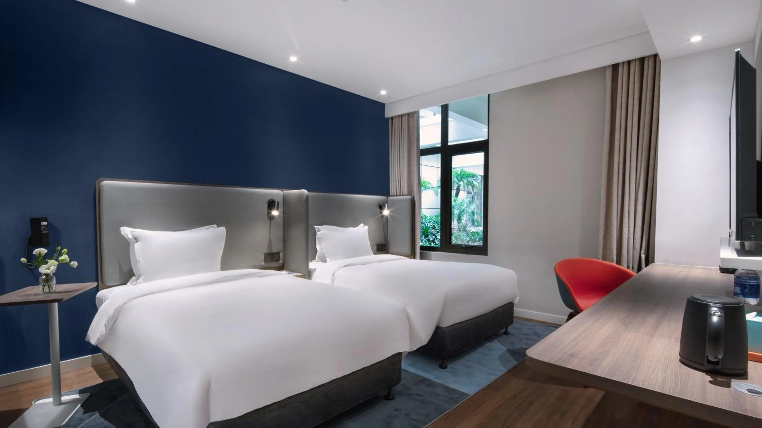 Photo of the whole room, Bed in Holiday Inn Express Shanghai Hongqiao North by IHG